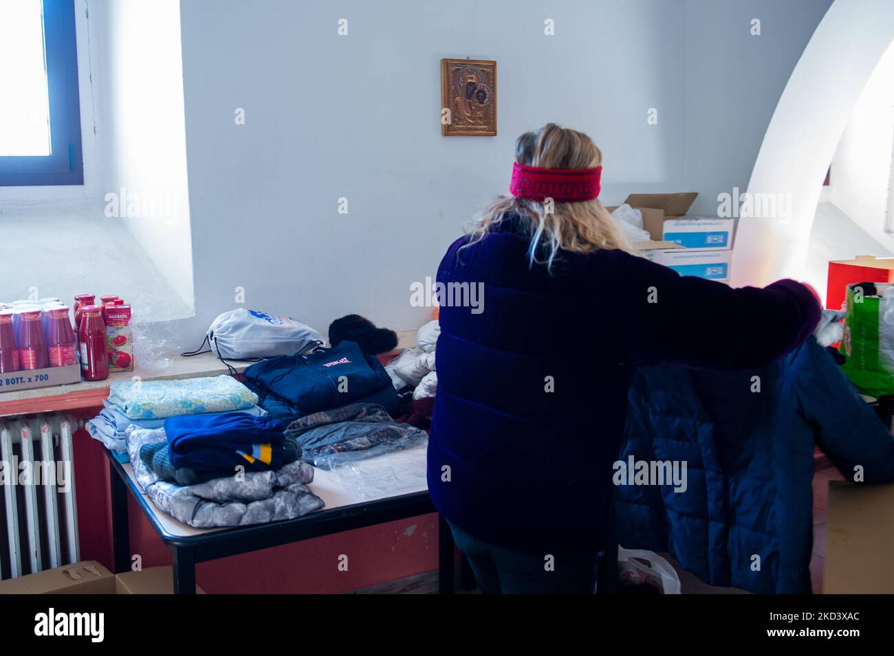 Le persone raccolgono beni di prima necessità e medicinali da inviare in Ucraina, a Rieti, Italia, il 28 febbraio 2022. (Foto di Riccardo Fabi/NurPhoto) Foto Stock