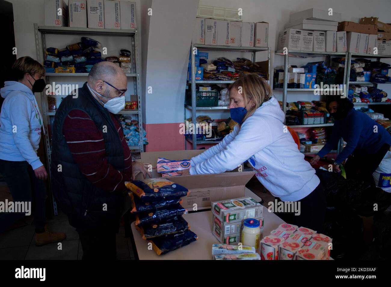 Le persone raccolgono beni di prima necessità e medicinali da inviare in Ucraina, a Rieti, Italia, il 28 febbraio 2022. (Foto di Riccardo Fabi/NurPhoto) Foto Stock