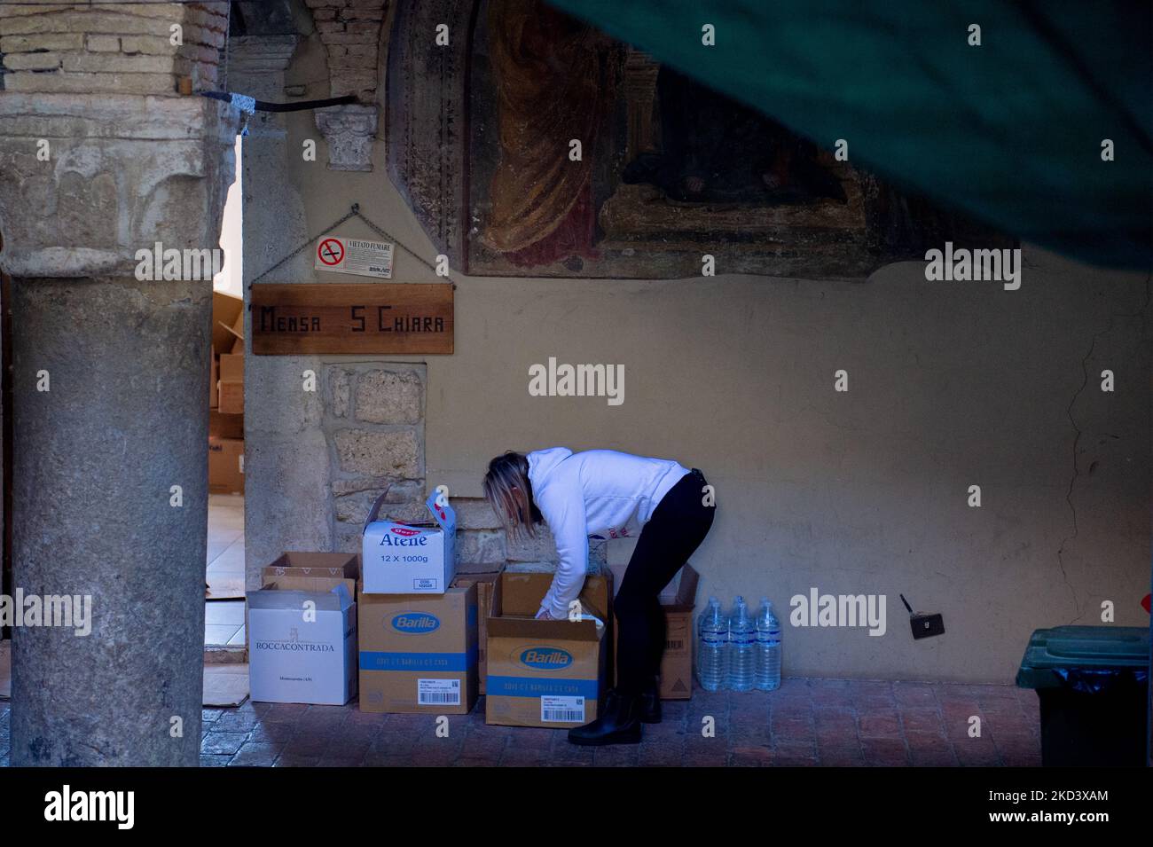 Le persone raccolgono beni di prima necessità e medicinali da inviare in Ucraina, a Rieti, Italia, il 28 febbraio 2022. (Foto di Riccardo Fabi/NurPhoto) Foto Stock