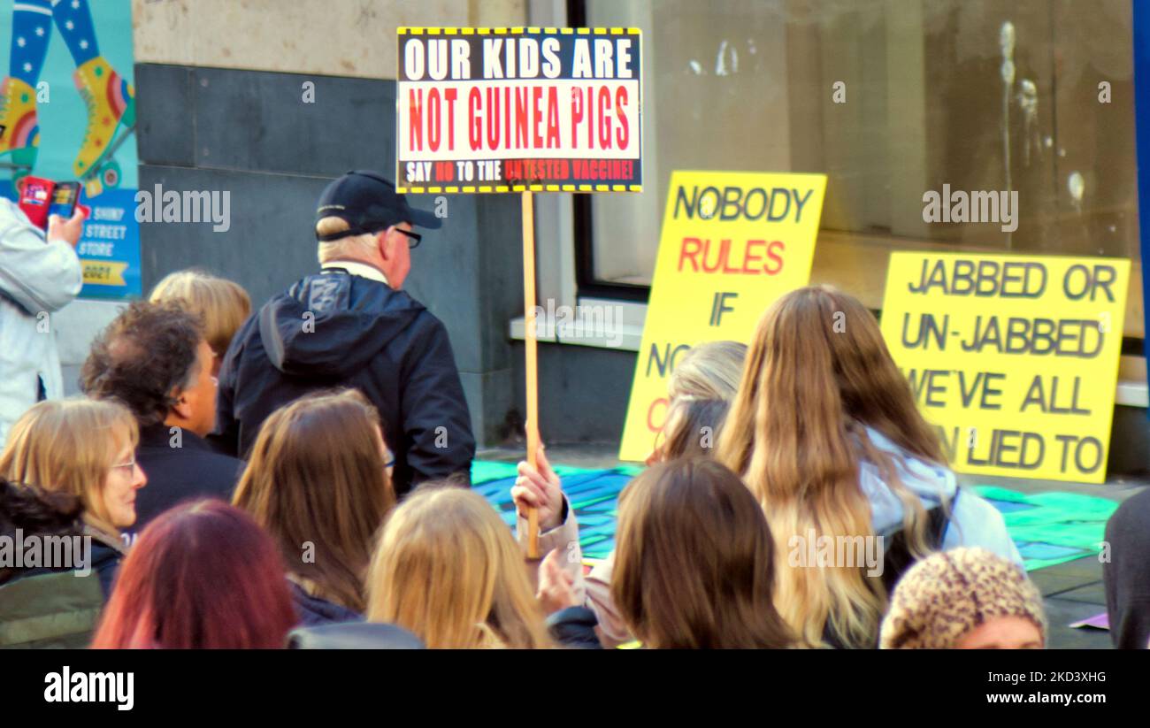 Glasgow, Scozia, Regno Unito 5th novembre 2022. Anti vax protesta sul miglio di stile dello shopping scozzese che è Buchanan Street. Credit Gerard Ferry/Alamy Live News Foto Stock