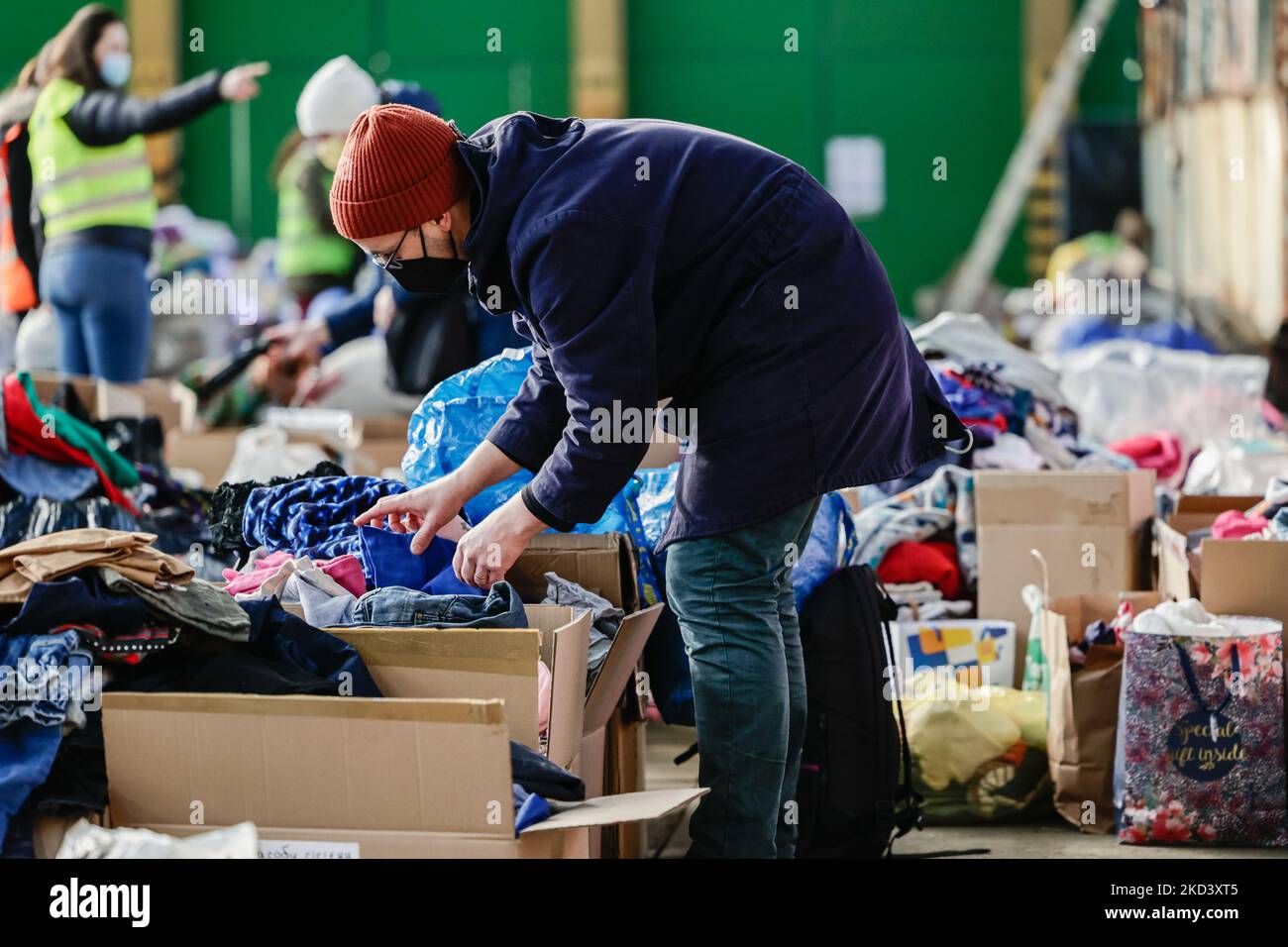 A Breslavia è stato aperto un punto di aiuto municipale per i rifugiati di guerra provenienti dall'Ucraina. I rifugiati possono trovare vestiti, cibo, cibo per animali domestici e articoli igienici, a Wraclaw, Polonia, il 28 febbraio 2022, (Foto di Krzysztof Zatycki/NurPhoto) Foto Stock