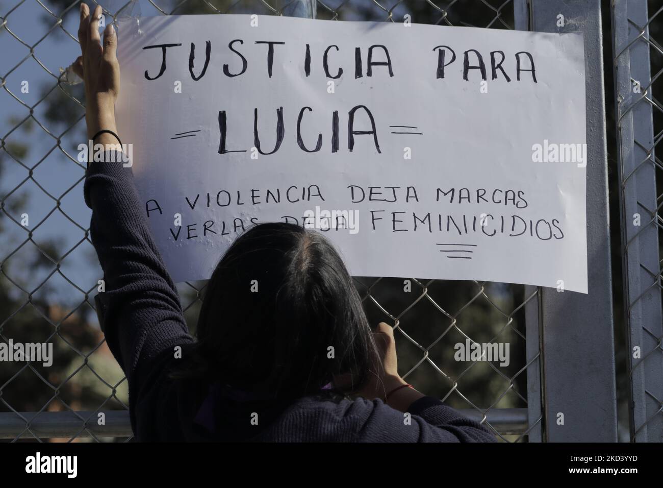 Gruppi femministi e membri dell'Observatorio ciudadano Nacional del Feminicidio, collocano striscioni fuori dal Reclusorio Oriente a Iztapalapa, Città del Messico, in rifiuto e indignazione per il rilascio di Vincent 'N', accusato del femminicidio di 35 anni Lucía Delgado Hernández, avvenuto il 4 marzo 2021 nel quartiere Condesa. (Foto di Gerardo Vieyra/NurPhoto) Foto Stock