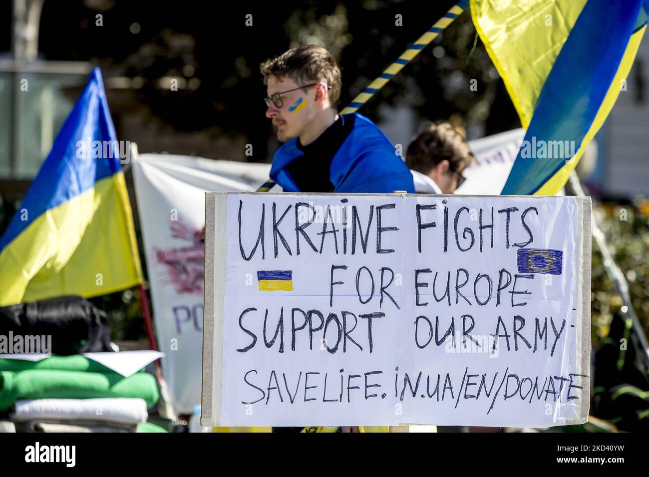 Due giovani, Mykola Pashyn e Ostap Petrushchak, che vivono in Catalogna e provengono dall'Ucraina, hanno iniziato un campo di strada e uno sciopero della fame che chiedono la fine della guerra tra Russia e Ucraina e il ritiro delle truppe russe. A Barcellona, Catalogna, Spagna, il 1 marzo 2022. (Foto di Albert Llop/NurPhoto) Foto Stock