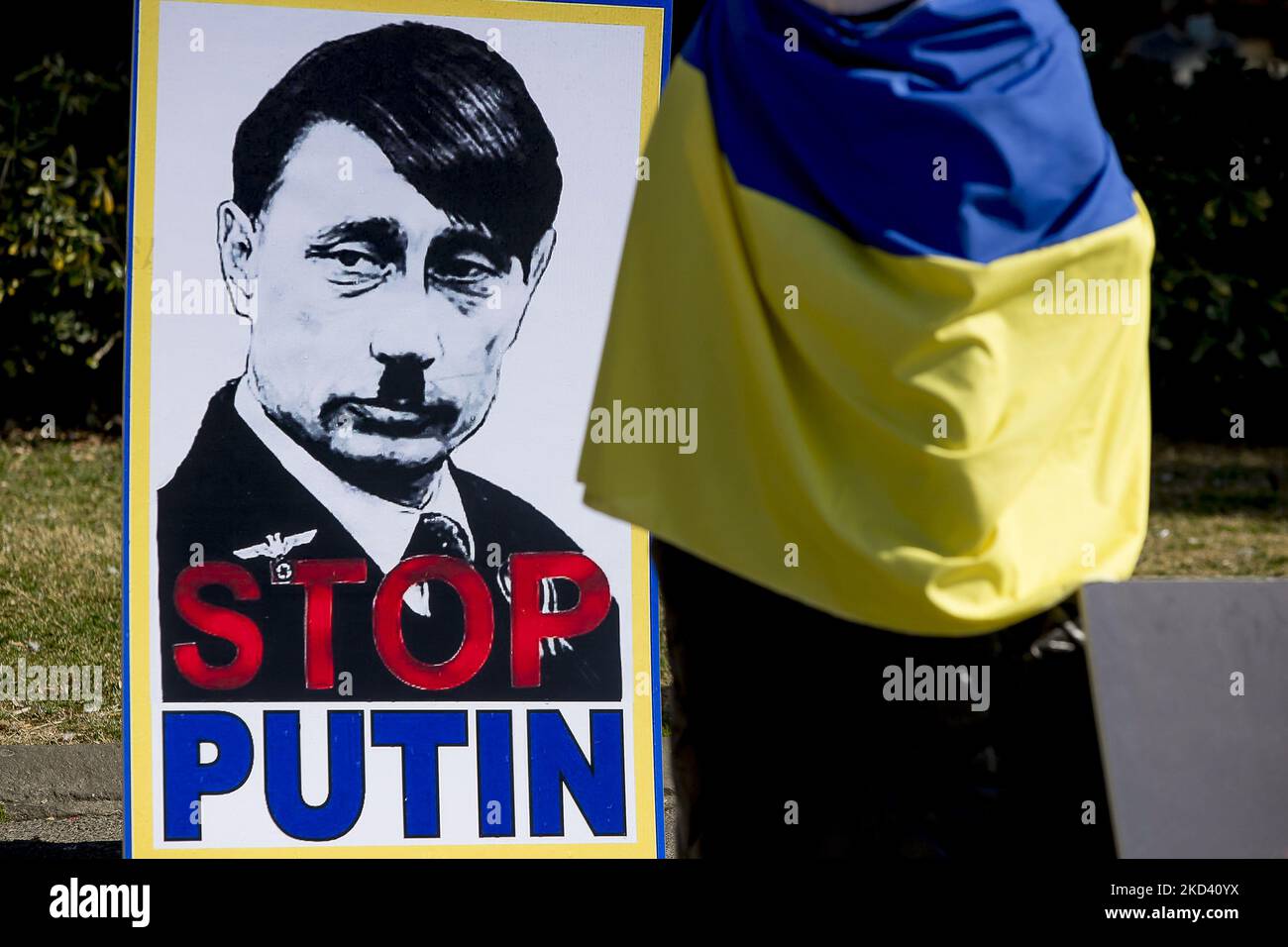 Poster anti-Putin a Barcellona. Due giovani, Mykola Pashyn e Ostap Petrushchak, che vivono in Catalogna e provengono dall'Ucraina, hanno iniziato un campo di strada e uno sciopero della fame che chiedono la fine della guerra tra Russia e Ucraina e il ritiro delle truppe russe. A Barcellona, Catalogna, Spagna, il 1 marzo 2022. (Foto di Albert Llop/NurPhoto) Foto Stock