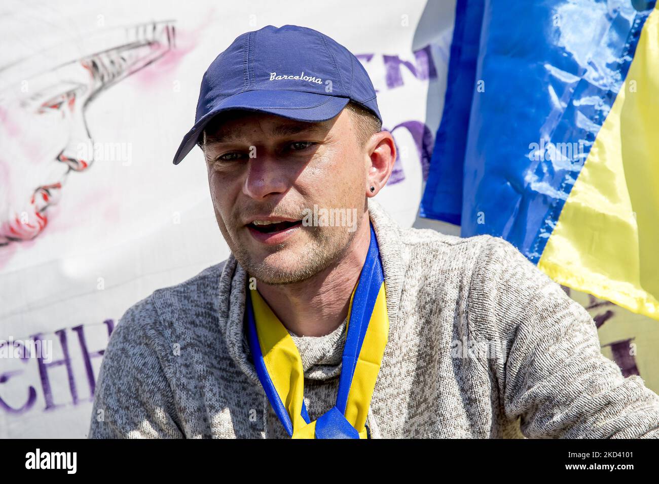 Due giovani, Mykola Pashyn e Ostap Petrushchak (nella foto), che vivono in Catalogna e provengono dall'Ucraina, hanno iniziato un campo di strada e uno sciopero della fame che chiedono la fine della guerra tra Russia e Ucraina e il ritiro delle truppe russe. A Barcellona, Catalogna, Spagna, il 1 marzo 2022. (Foto di Albert Llop/NurPhoto) Foto Stock
