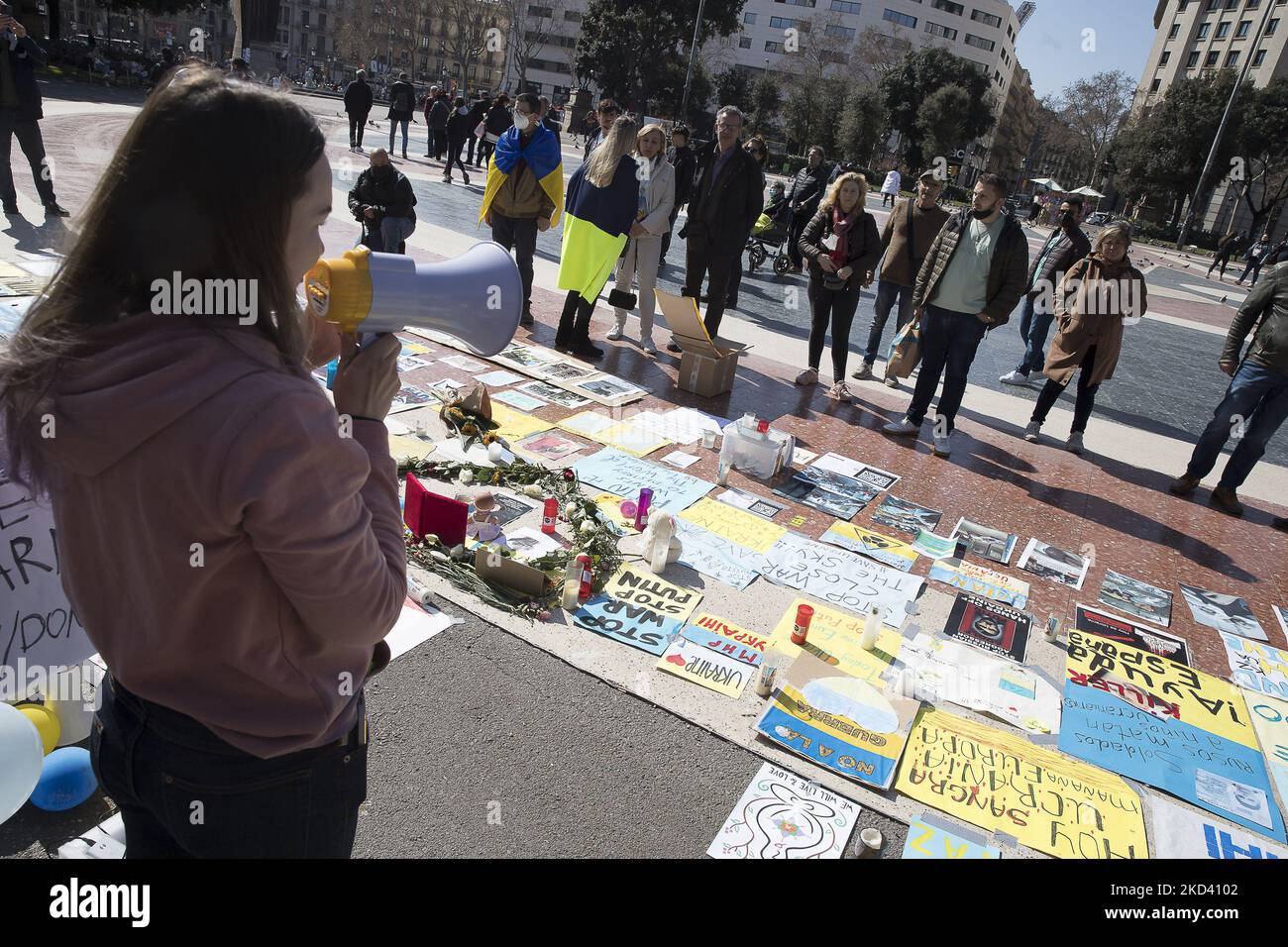 Due giovani, Mykola Pashyn e Ostap Petrushchak, che vivono in Catalogna e provengono dall'Ucraina, hanno iniziato un campo di strada e uno sciopero della fame che chiedono la fine della guerra tra Russia e Ucraina e il ritiro delle truppe russe. A Barcellona, Catalogna, Spagna, il 1 marzo 2022. (Foto di Albert Llop/NurPhoto) Foto Stock