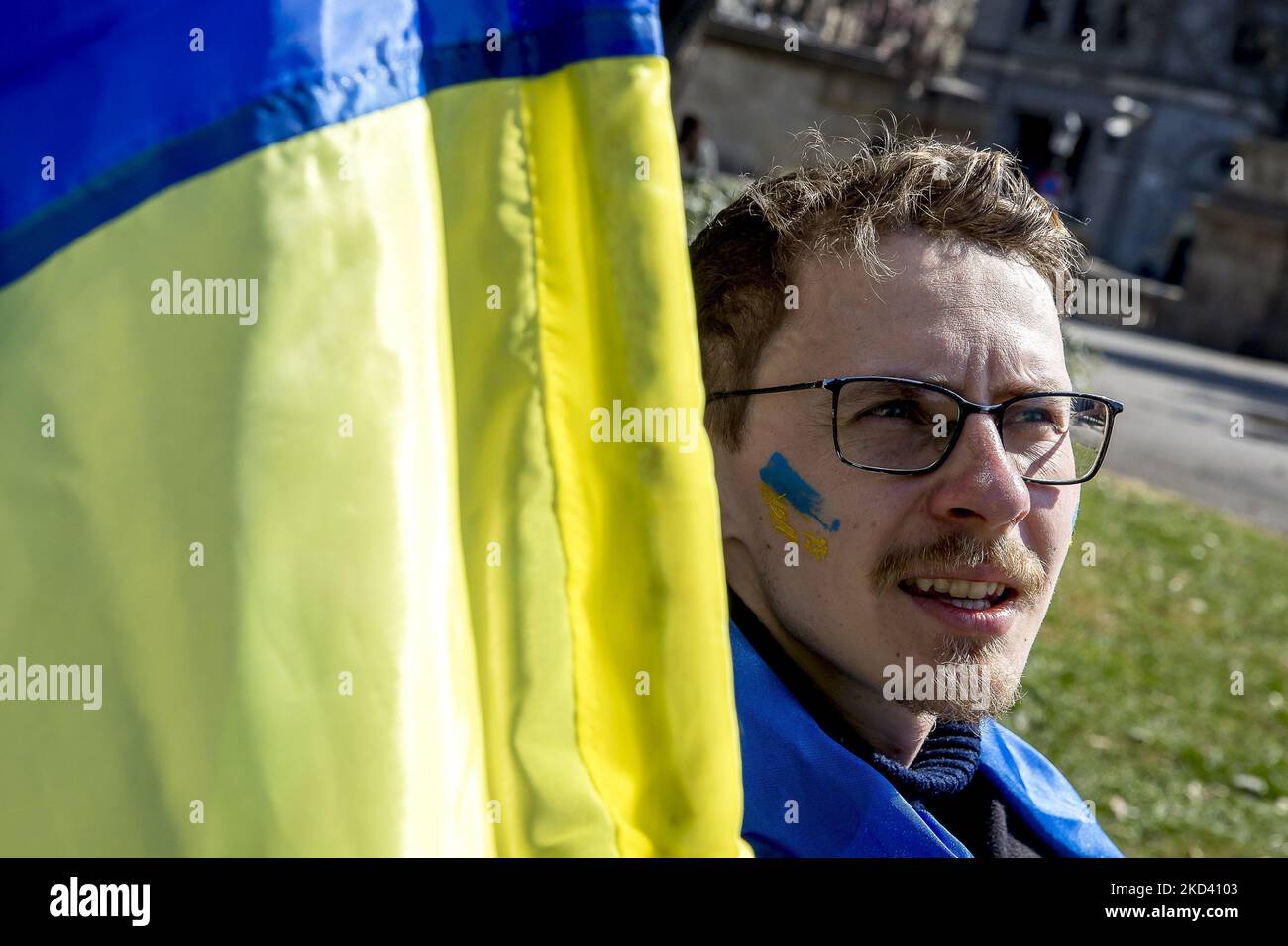 Due giovani, Mykola Pashyn (nella foto) e Ostap Petrushchak, che vivono in Catalogna e provengono dall'Ucraina, hanno iniziato un campo di strada e uno sciopero della fame che chiedono la fine della guerra tra Russia e Ucraina e il ritiro delle truppe russe. A Barcellona, Catalogna, Spagna, il 1 marzo 2022. (Foto di Albert Llop/NurPhoto) Foto Stock