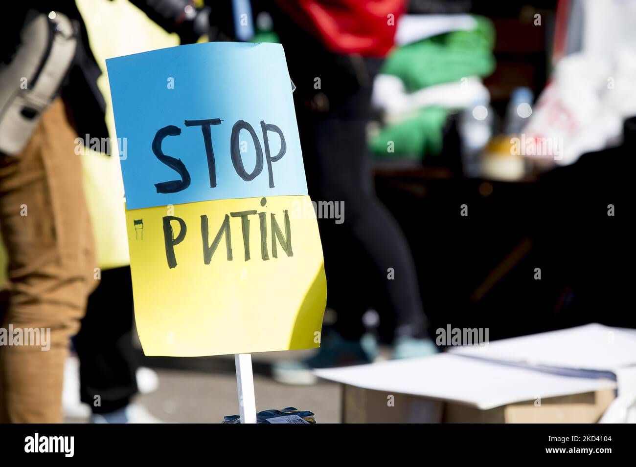 Due giovani, Mykola Pashyn e Ostap Petrushchak, che vivono in Catalogna e provengono dall'Ucraina, hanno iniziato un campo di strada e uno sciopero della fame che chiedono la fine della guerra tra Russia e Ucraina e il ritiro delle truppe russe. A Barcellona, Catalogna, Spagna, il 1 marzo 2022. (Foto di Albert Llop/NurPhoto) Foto Stock