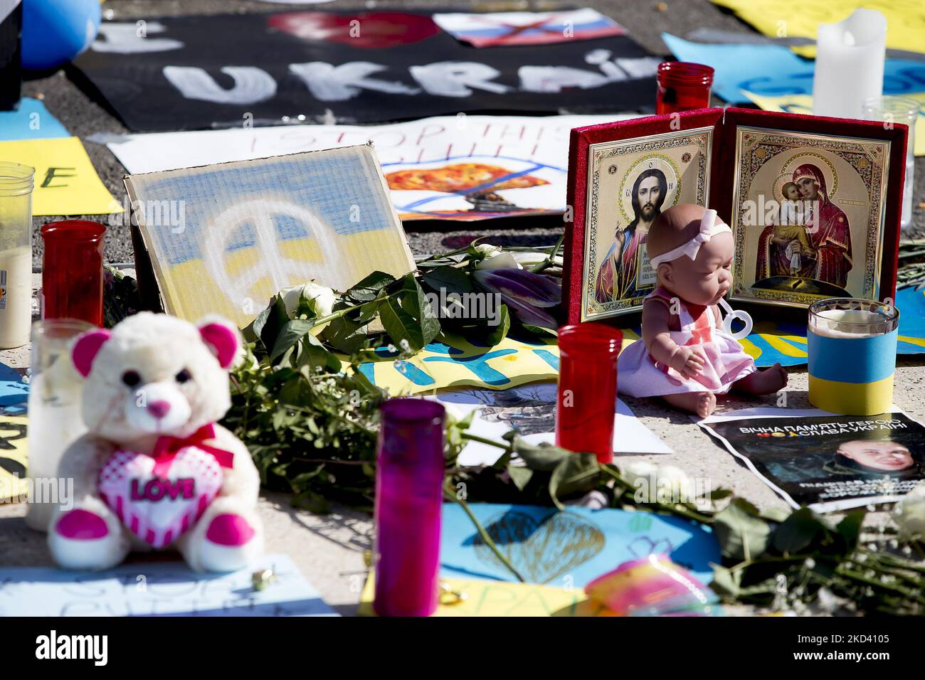 Due giovani, Mykola Pashyn e Ostap Petrushchak, che vivono in Catalogna e provengono dall'Ucraina, hanno iniziato un campo di strada e uno sciopero della fame che chiedono la fine della guerra tra Russia e Ucraina e il ritiro delle truppe russe. A Barcellona, Catalogna, Spagna, il 1 marzo 2022. (Foto di Albert Llop/NurPhoto) Foto Stock