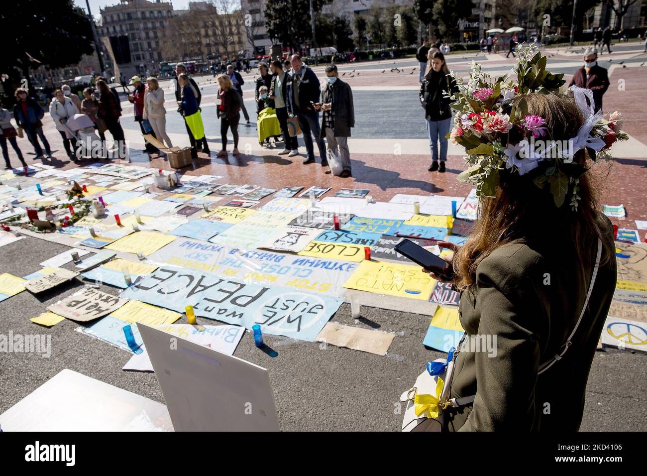 Due giovani, Mykola Pashyn e Ostap Petrushchak, che vivono in Catalogna e provengono dall'Ucraina, hanno iniziato un campo di strada e uno sciopero della fame che chiedono la fine della guerra tra Russia e Ucraina e il ritiro delle truppe russe. A Barcellona, Catalogna, Spagna, il 1 marzo 2022. (Foto di Albert Llop/NurPhoto) Foto Stock