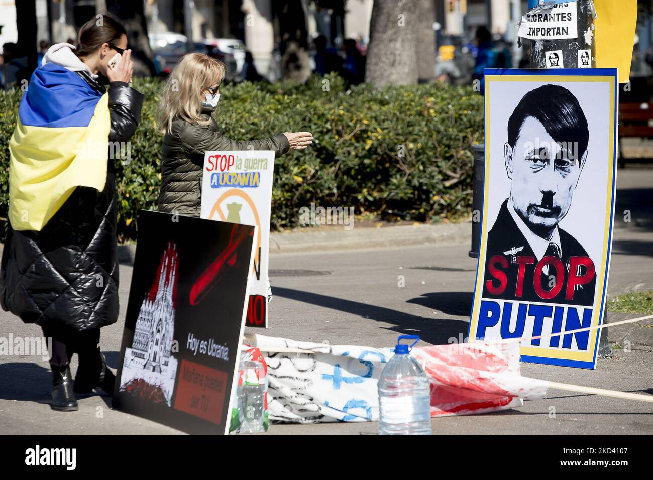 Poster anti-Putin a Barcellona. Due giovani, Mykola Pashyn e Ostap Petrushchak, che vivono in Catalogna e provengono dall'Ucraina, hanno iniziato un campo di strada e uno sciopero della fame che chiedono la fine della guerra tra Russia e Ucraina e il ritiro delle truppe russe. A Barcellona, Catalogna, Spagna, il 1 marzo 2022. (Foto di Albert Llop/NurPhoto) Foto Stock
