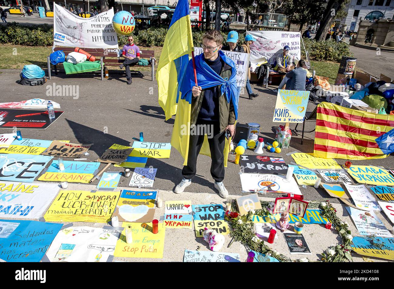 Due giovani, Mykola Pashyn e Ostap Petrushchak, che vivono in Catalogna e provengono dall'Ucraina, hanno iniziato un campo di strada e uno sciopero della fame che chiedono la fine della guerra tra Russia e Ucraina e il ritiro delle truppe russe. A Barcellona, Catalogna, Spagna, il 1 marzo 2022. (Foto di Albert Llop/NurPhoto) Foto Stock
