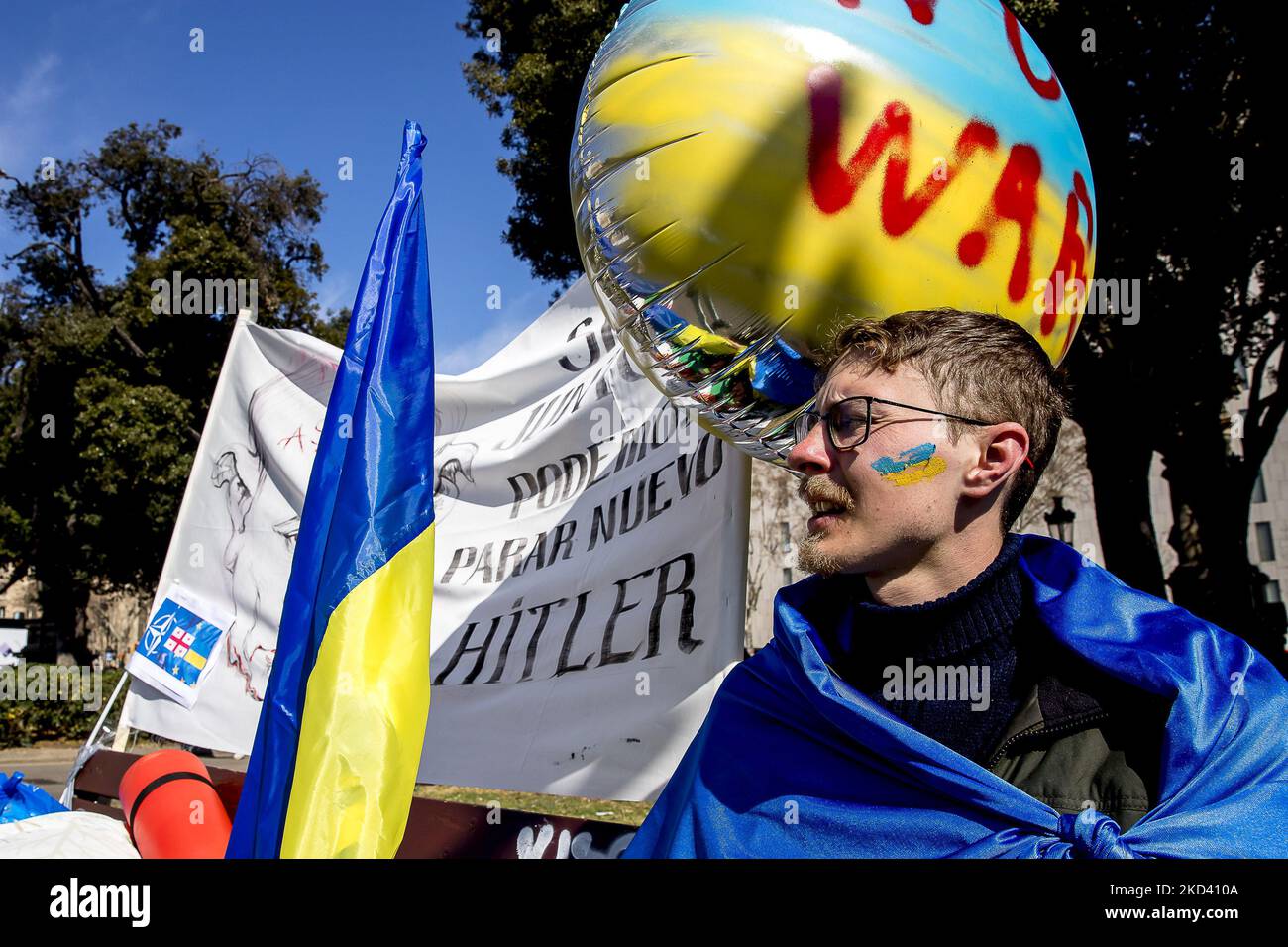 Due giovani, Mykola Pashyn (nella foto) e Ostap Petrushchak, che vivono in Catalogna e provengono dall'Ucraina, hanno iniziato un campo di strada e uno sciopero della fame che chiedono la fine della guerra tra Russia e Ucraina e il ritiro delle truppe russe. A Barcellona, Catalogna, Spagna, il 1 marzo 2022. (Foto di Albert Llop/NurPhoto) Foto Stock