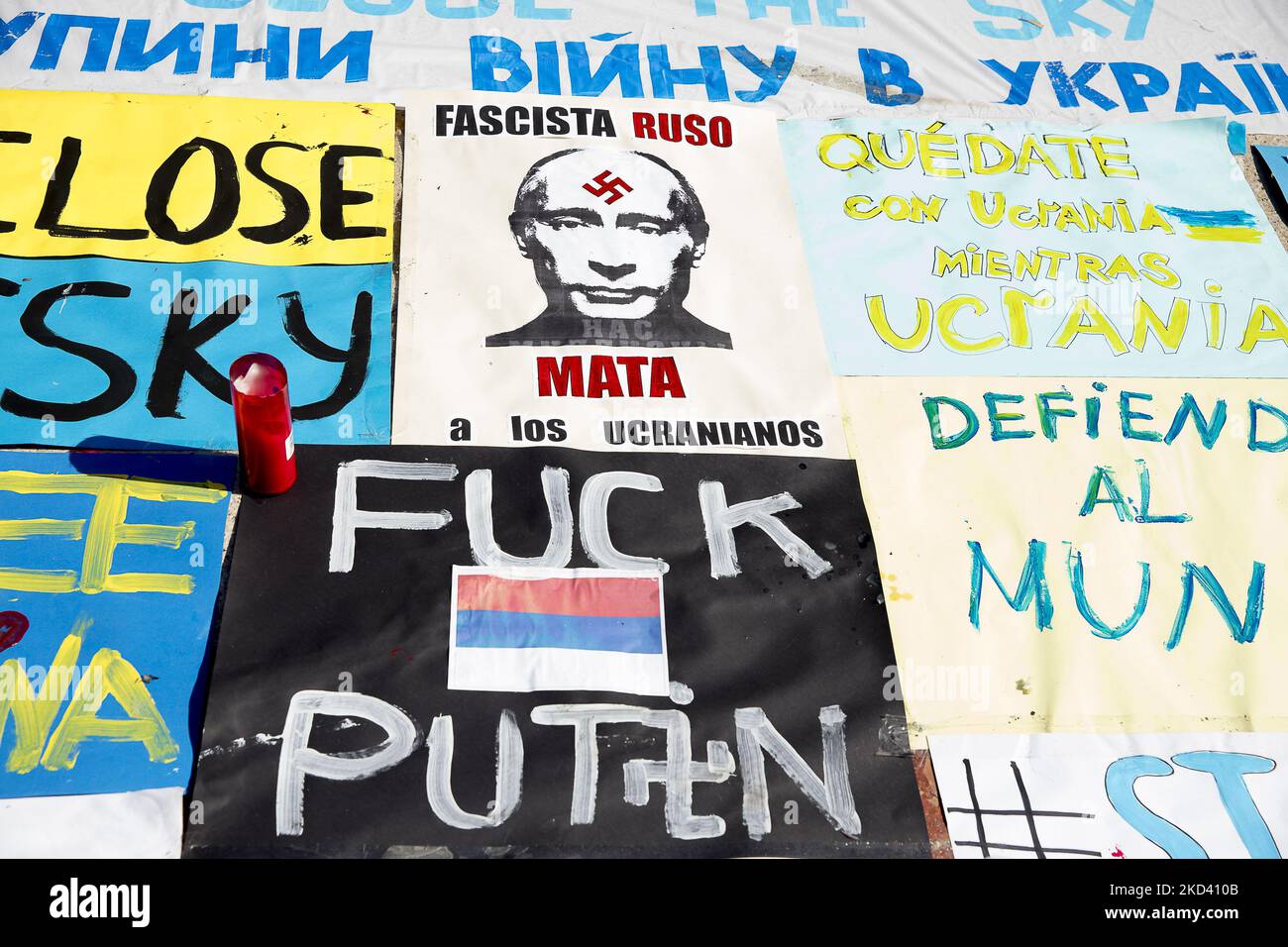Poster anti-Putin a Barcellona. Due giovani, Mykola Pashyn e Ostap Petrushchak, che vivono in Catalogna e provengono dall'Ucraina, hanno iniziato un campo di strada e uno sciopero della fame che chiedono la fine della guerra tra Russia e Ucraina e il ritiro delle truppe russe. A Barcellona, Catalogna, Spagna, il 1 marzo 2022. (Foto di Albert Llop/NurPhoto) Foto Stock