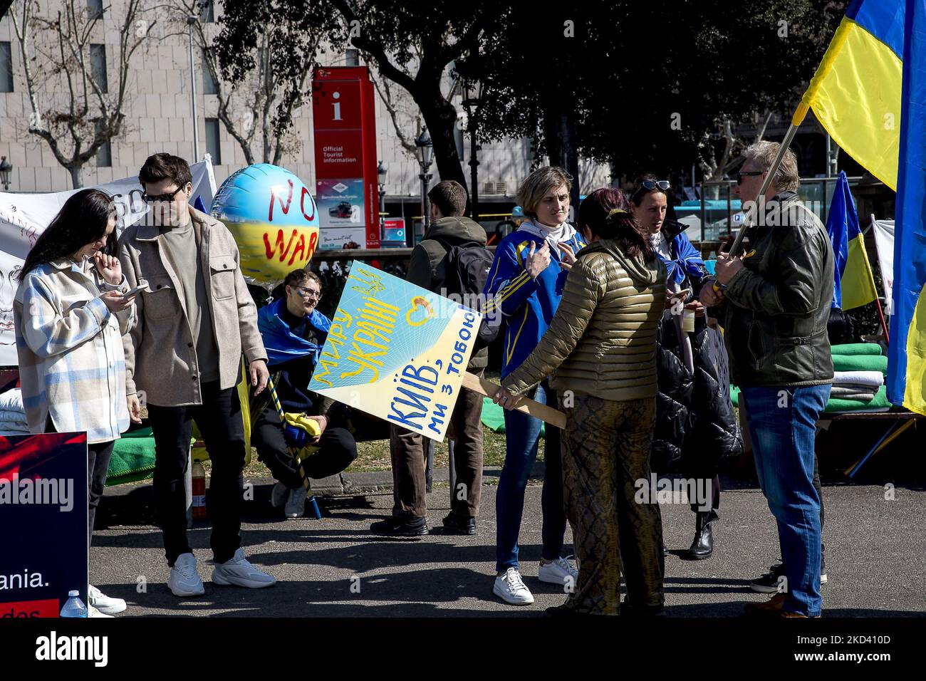 Due giovani, Mykola Pashyn e Ostap Petrushchak, che vivono in Catalogna e provengono dall'Ucraina, hanno iniziato un campo di strada e uno sciopero della fame che chiedono la fine della guerra tra Russia e Ucraina e il ritiro delle truppe russe. A Barcellona, Catalogna, Spagna, il 1 marzo 2022. (Foto di Albert Llop/NurPhoto) Foto Stock