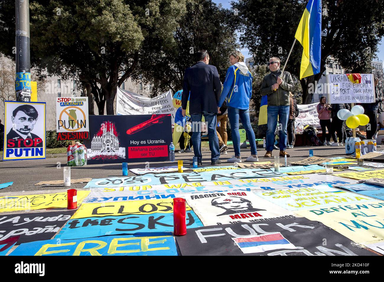 Due giovani, Mykola Pashyn e Ostap Petrushchak, che vivono in Catalogna e provengono dall'Ucraina, hanno iniziato un campo di strada e uno sciopero della fame che chiedono la fine della guerra tra Russia e Ucraina e il ritiro delle truppe russe. A Barcellona, Catalogna, Spagna, il 1 marzo 2022. (Foto di Albert Llop/NurPhoto) Foto Stock