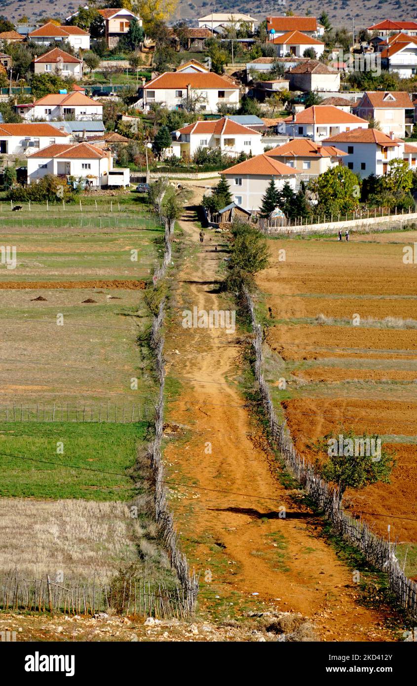 Villaggio Dolna Gorica in Albania orientale, distretto di Korce in autunno Foto Stock