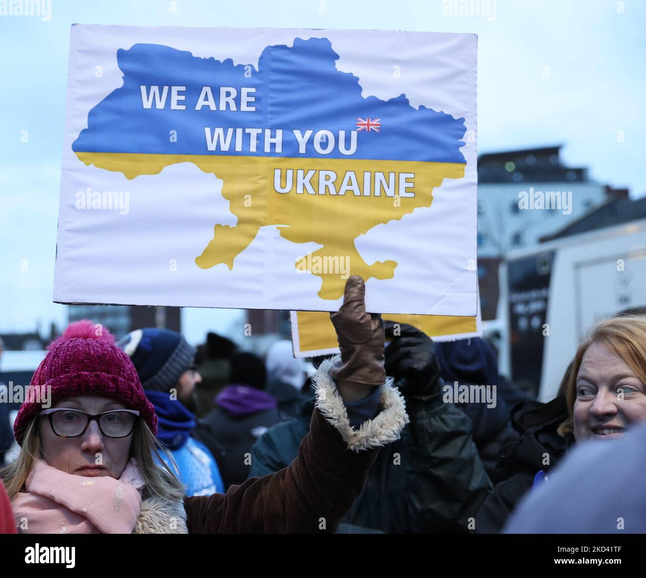 Un fan tiene aloft un cartellone collegato alle ostilità in Ucraina davanti alla fa Cup QUINTO TURNO di CRAVATTA tra Peterborough United e Manchester City al Weston Homes Stadium, Peterborough il martedì 1st marzo 2022.(Foto di James Holyoak/MI News/NurPhoto) Foto Stock