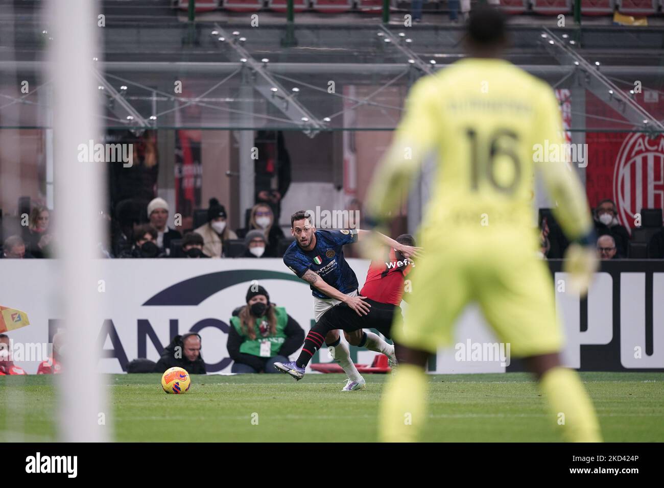 Hakan Calhanoglu del FC Inter durante l'AC Milan contro il FC Internazionale, semifinale Coppa Italia, allo Stadio Giuseppe Meazza il 1st marzo 2022. (Foto di Alessio Morgese/NurPhoto) Foto Stock