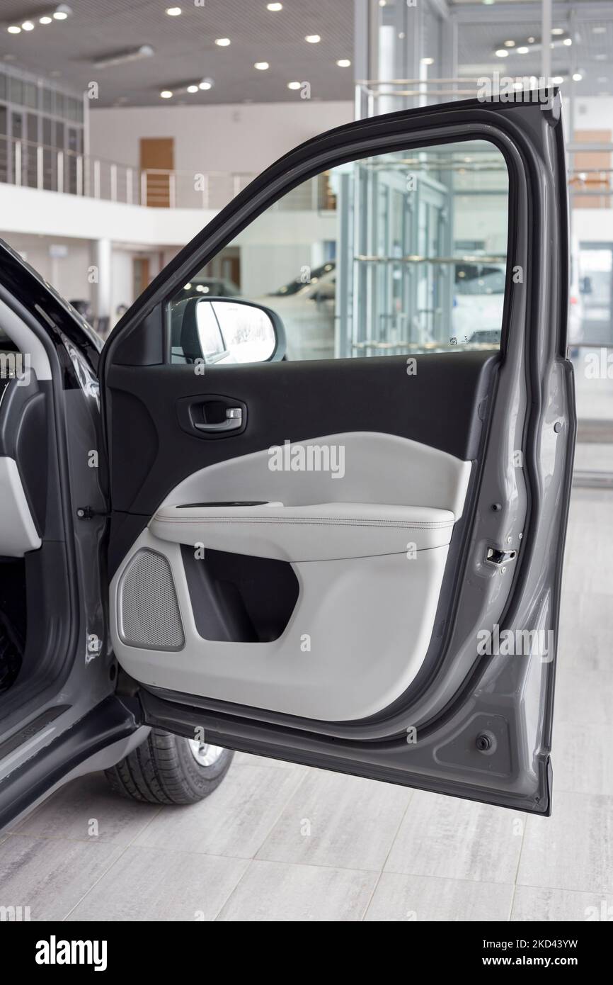 Russia, Izhevsk - 4 marzo 2022: Showroom Jeep. Interno della nuova bussola fuoristrada con porta passeggero aperta. Marchio famoso in tutto il mondo. Mezzi di trasporto moderni Foto Stock