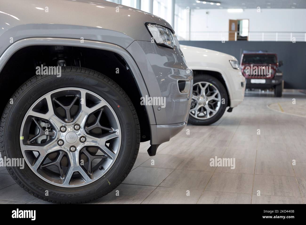 Russia, Izhevsk - 4 marzo 2022: Showroom Jeep. Nuovi veicoli fuoristrada moderni nello showroom dei concessionari. Alleanza Stellantis. Marchio famoso in tutto il mondo. Trasporto. Foto Stock