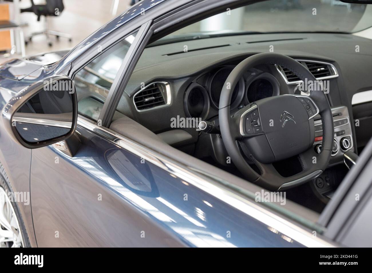 Russia, Izhevsk - 4 marzo 2022: Showroom Citroen. Interno della nuova moderna berlina Citroen C4 in showroom del concessionario. Alleanza Stellantis. Trasporto. Foto Stock