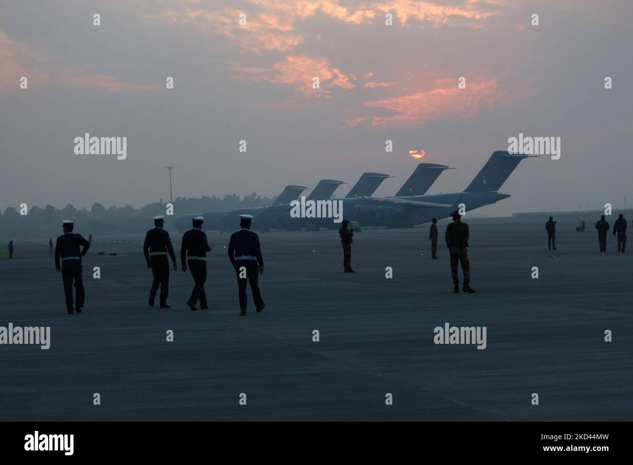 Il personale dell'aeronautica indiana è visto sul tarmac mentre si preparano per l'arrivo di cittadini indiani, per lo più studenti, bloccati in Ucraina dopo l'invasione russa, da PARTE DI IAF C-17 Globemaster come parte dell'operazione Ganga, alla stazione dell'aeronautica di Hindon a Ghaziabad, alla periferia di Nuova Delhi, India il 3 marzo 2022. (Foto di Mayank Makhija/NurPhoto) Foto Stock