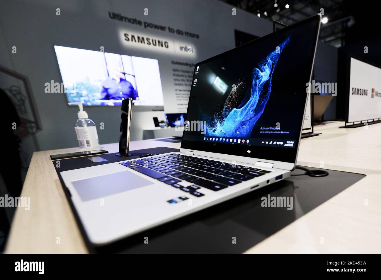 Il Galaxy book2 360 esposto sullo stand Samsung, l'ultimo notebook del marchio sudcoreano è stato presentato durante gli anni 'MWC22 con uno schermo che si ripiega trasformando il notebook in un dispositivo simile a un tablet al Mobile World Congress (MWC) la più grande fiera del settore concentrata sui dispositivi mobili, 5G, IOT, intelligenza artificiale e big data, celebrata a Barcellona il 2 marzo 2022 a Barcellona, Spagna. (Foto di Joan Cros/NurPhoto) Foto Stock