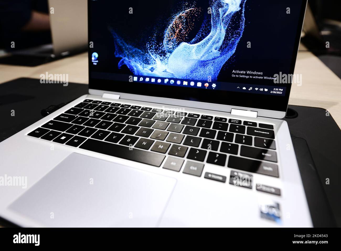 Il Galaxy book2 360 esposto sullo stand Samsung, l'ultimo notebook del marchio sudcoreano è stato presentato durante gli anni 'MWC22 con uno schermo che si ripiega trasformando il notebook in un dispositivo simile a un tablet al Mobile World Congress (MWC) la più grande fiera del settore concentrata sui dispositivi mobili, 5G, IOT, intelligenza artificiale e big data, celebrata a Barcellona il 1 marzo 2022 a Barcellona, Spagna. (Foto di Joan Cros/NurPhoto) Foto Stock