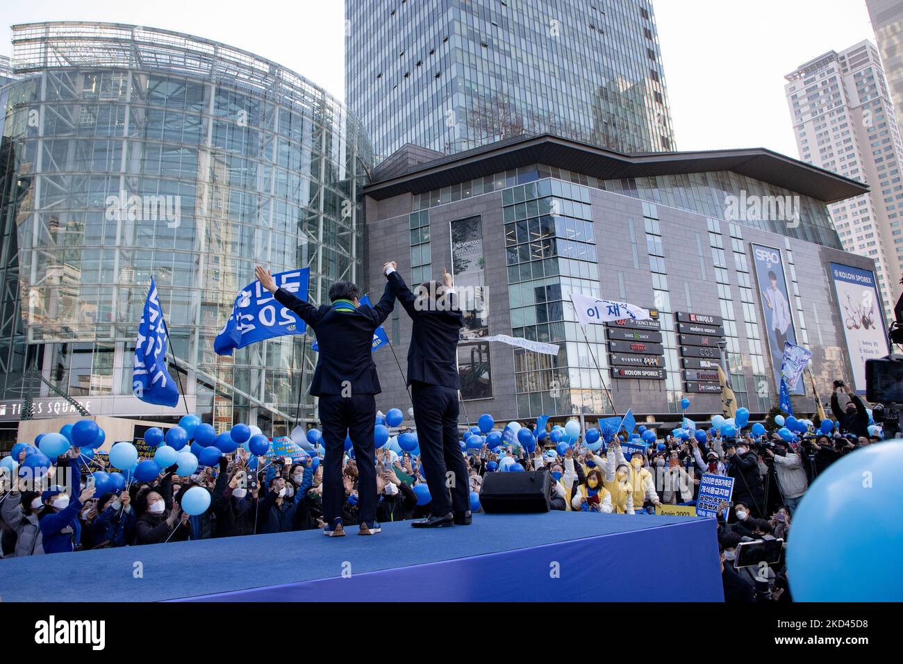 Lee Jae-myung, candidato alle elezioni presidenziali del Partito democratico al governo, saluta i suoi sostenitori all’arrivo per una campagna elettorale il 03 marzo 2022 a Seoul, Corea del Sud. (Foto di Chris Jung/NurPhoto) Foto Stock