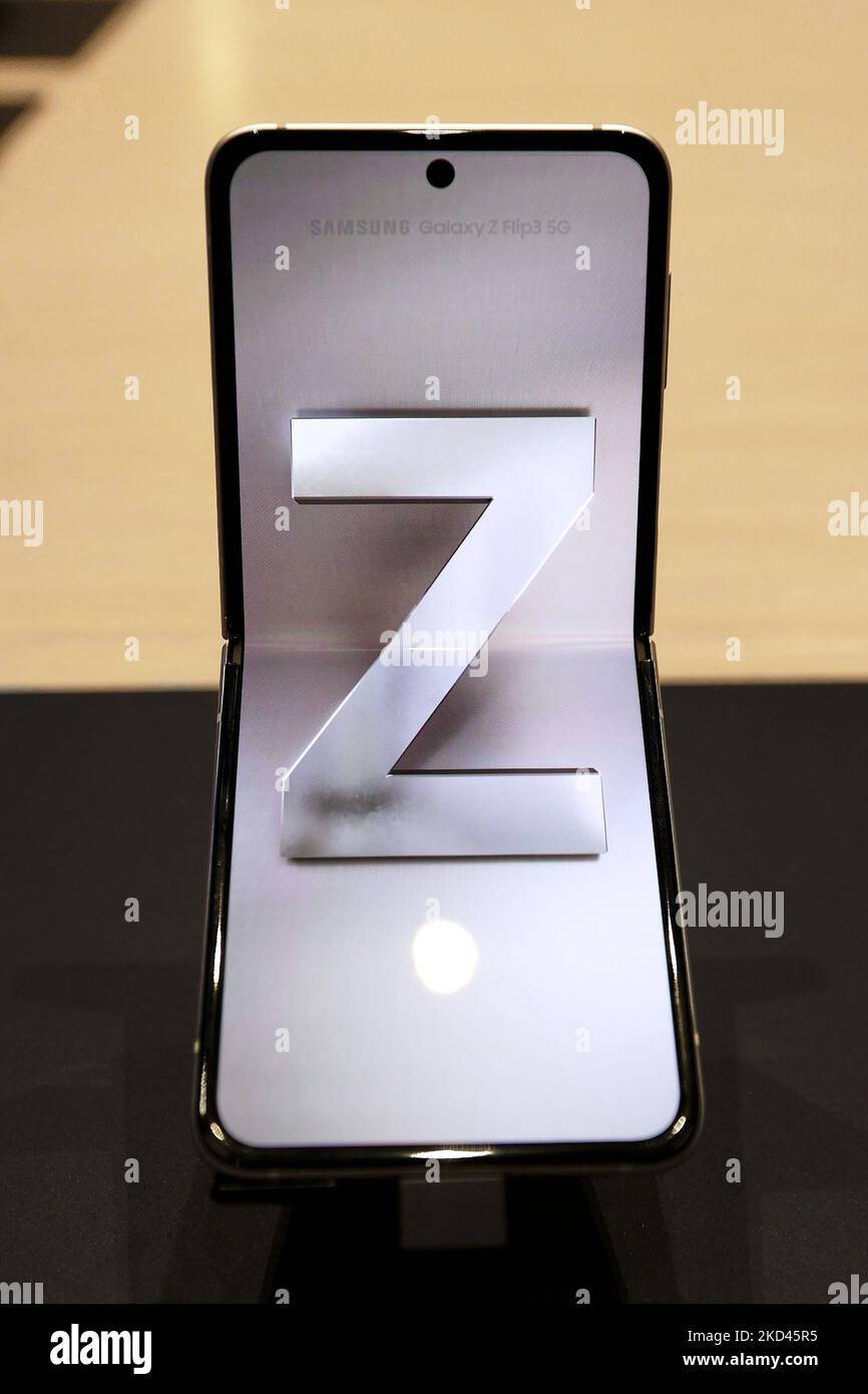 Il Samsung Z Flip 3 5G, l'ultimo smartphone pieghevole della multinazionale sudcoreana, in mostra al Mobile World Congress (MWC) la più grande fiera del settore incentrata sui dispositivi mobili, 5G, IOT, ai e big data, celebrata a Barcellona il 3 marzo 2022 a Barcellona, Spagna. (Foto di Joan Cros/NurPhoto) Foto Stock