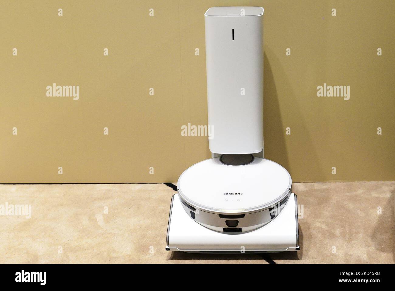 Il Samsung Jet Bot ai+ Robo Vacuum, un dispositivo dotato di riconoscimento di superfici e oggetti e home view streaming video tramite wi-fi, in mostra al Mobile World Congress (MWC) la più grande fiera del settore incentrata sui dispositivi mobili, 5G, IOT, ai e big data, celebrata a Barcellona, Il 3 marzo 2022 a Barcellona, Spagna. (Foto di Joan Cros/NurPhoto) Foto Stock