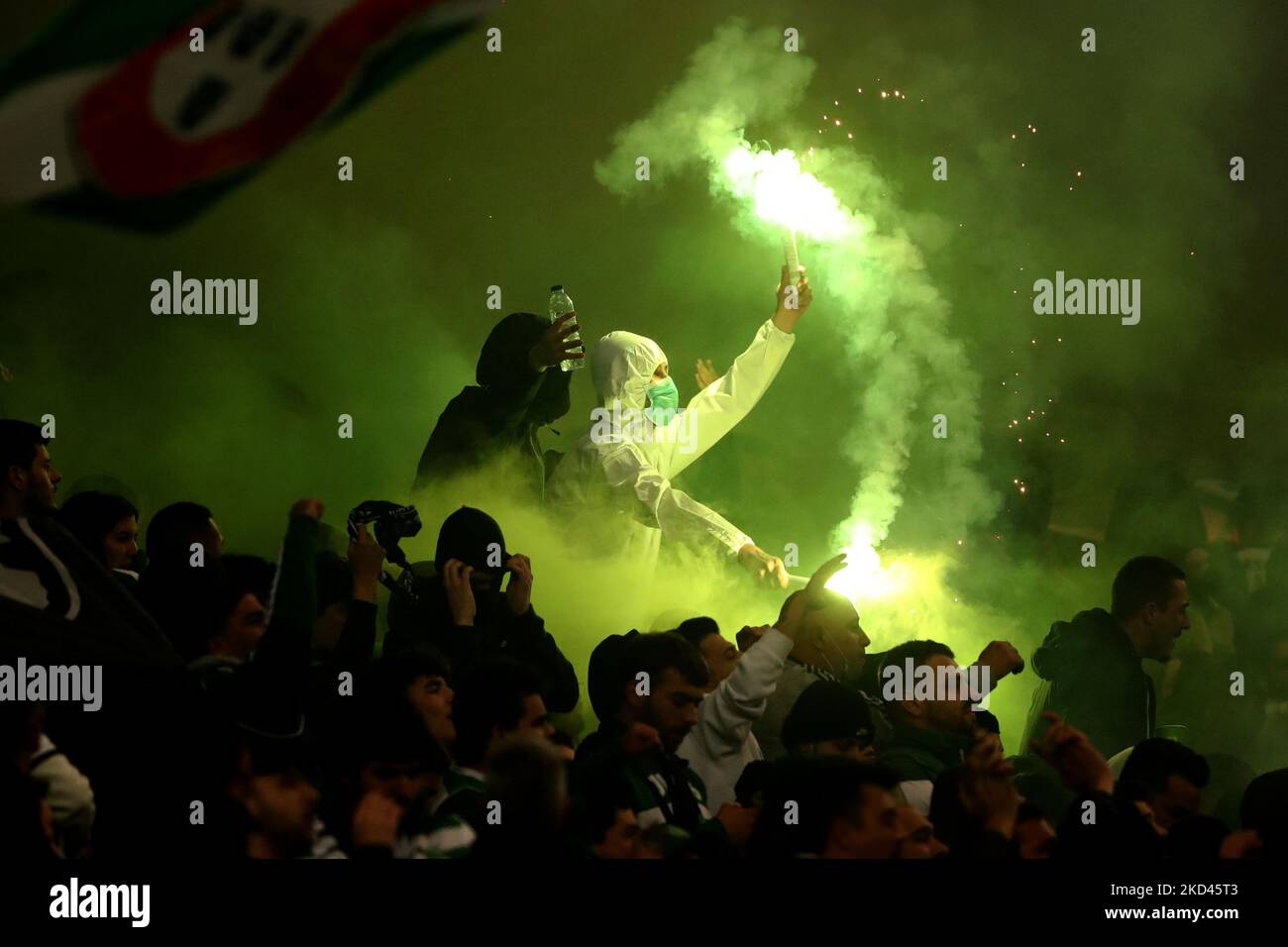 Tifosi sportivi durante la partita di calcio di prima tappa della Coppa del Portogallo tra Sporting CP e FC Porto allo stadio Jose Alvalade di Lisbona, Portogallo, il 2 marzo 2022. (Foto di Pedro FiÃºza/NurPhoto) Foto Stock