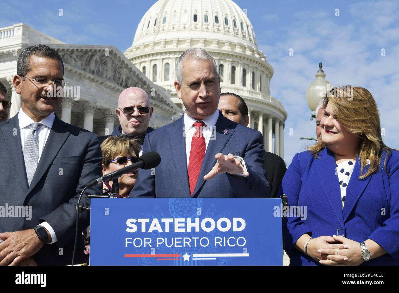 Il commissario residente di Puerto Rico Jennifer Gonzalez-Colon(R-PR)(Center) arriva oggi il 02 marzo 2022 a House Triangle/Capitol Hill a Washington DC, USA per parlare dello stato di Puerto Rico durante una conferenza stampa. (Foto di Lenin Nolly/Nur Foto) Foto Stock