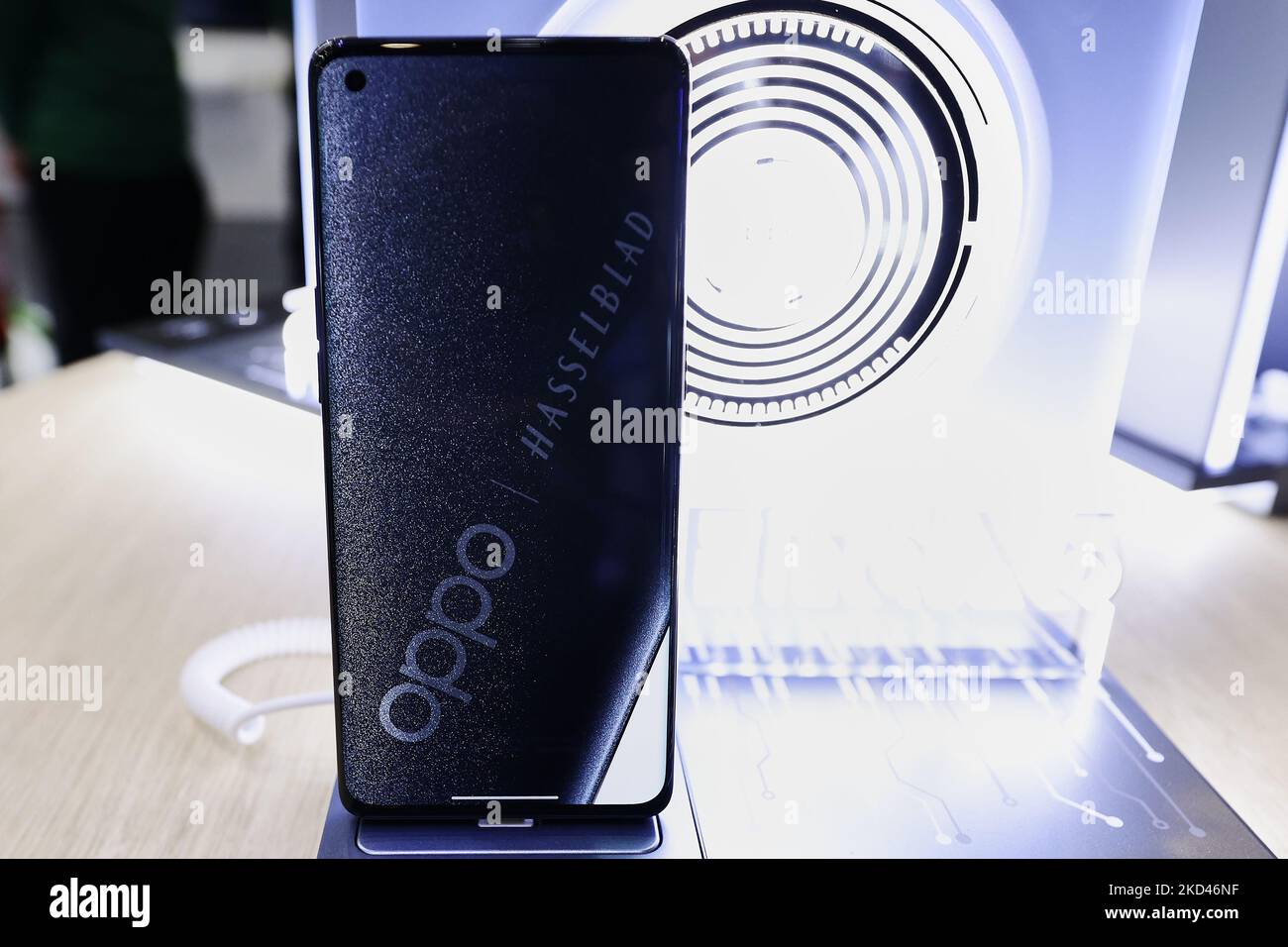 L'OPPO Find X5 Series, l'ultimo smartphone presentato dal marchio cinese  con una fotocamera Hasselblad, una MariSilicon X NPU, una finitura in  ceramica, E una resistenza all'acqua e alla polvere del IP68, esposta
