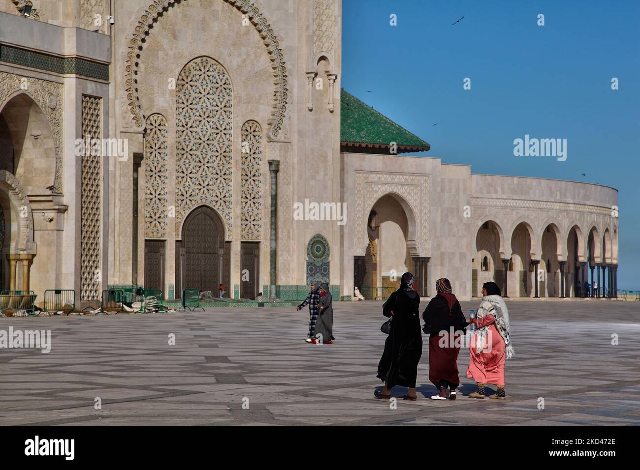 I musulmani camminano lungo il cortile della Moschea di Hassan II prima di pregare nella città di Casablanca, Marocco, Africa. La Moschea di Hassan II è la più grande moschea del Marocco e la 7th più grande al mondo. Il suo minareto è il più alto al mondo, con i suoi 210 metri (689 piedi). (Foto di Creative Touch Imaging Ltd./NurPhoto) Foto Stock
