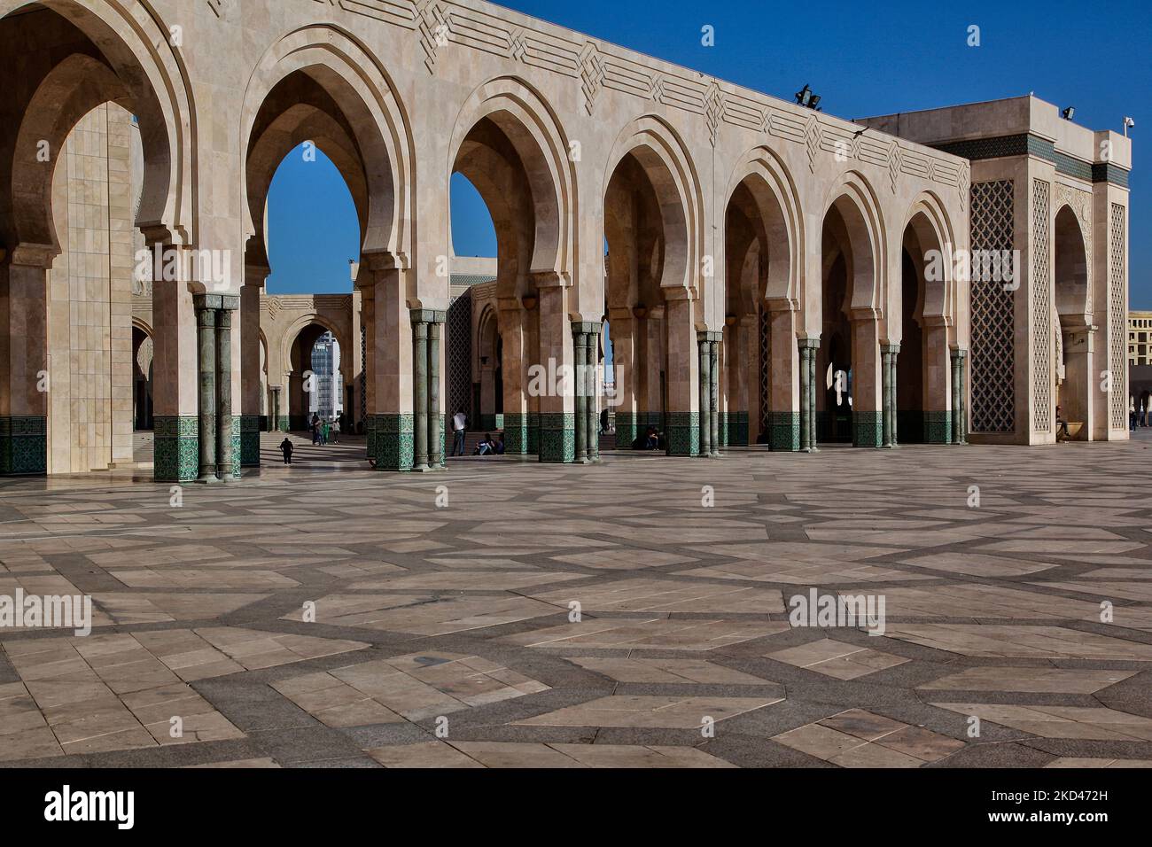 Cortile della Moschea Hassan II nella città di Casablanca, Marocco, Africa. La Moschea di Hassan II è la più grande moschea del Marocco e la 7th più grande al mondo. Il suo minareto è il più alto al mondo, con i suoi 210 metri (689 piedi). (Foto di Creative Touch Imaging Ltd./NurPhoto) Foto Stock