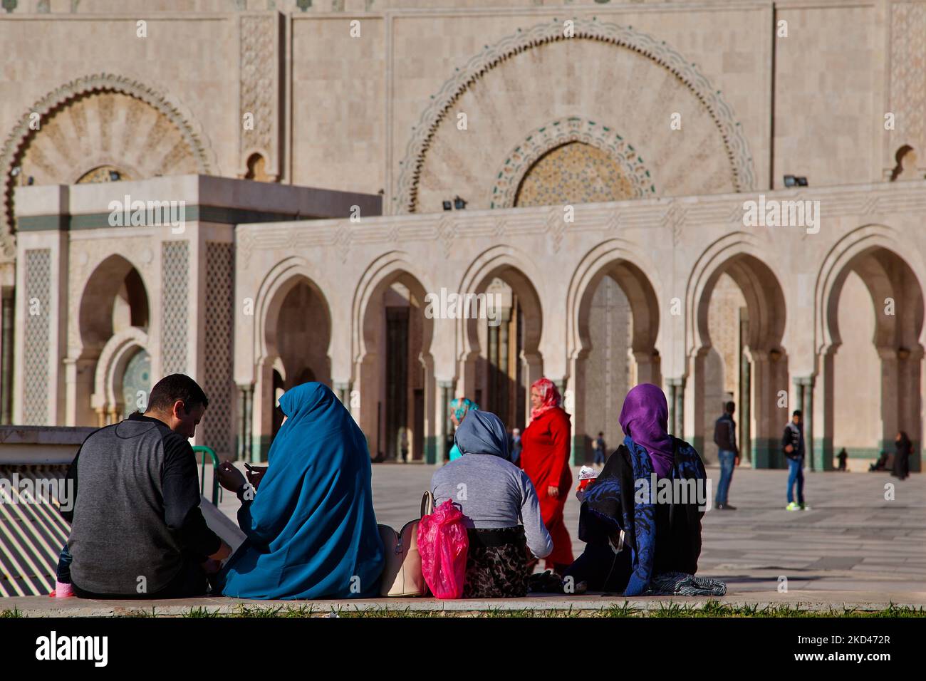 I musulmani si rilassano lungo il cortile della Moschea di Hassan II dopo una preghiera nella città di Casablanca, Marocco, Africa. La Moschea di Hassan II è la più grande moschea del Marocco e la 7th più grande al mondo. Il suo minareto è il più alto al mondo, con i suoi 210 metri (689 piedi). (Foto di Creative Touch Imaging Ltd./NurPhoto) Foto Stock