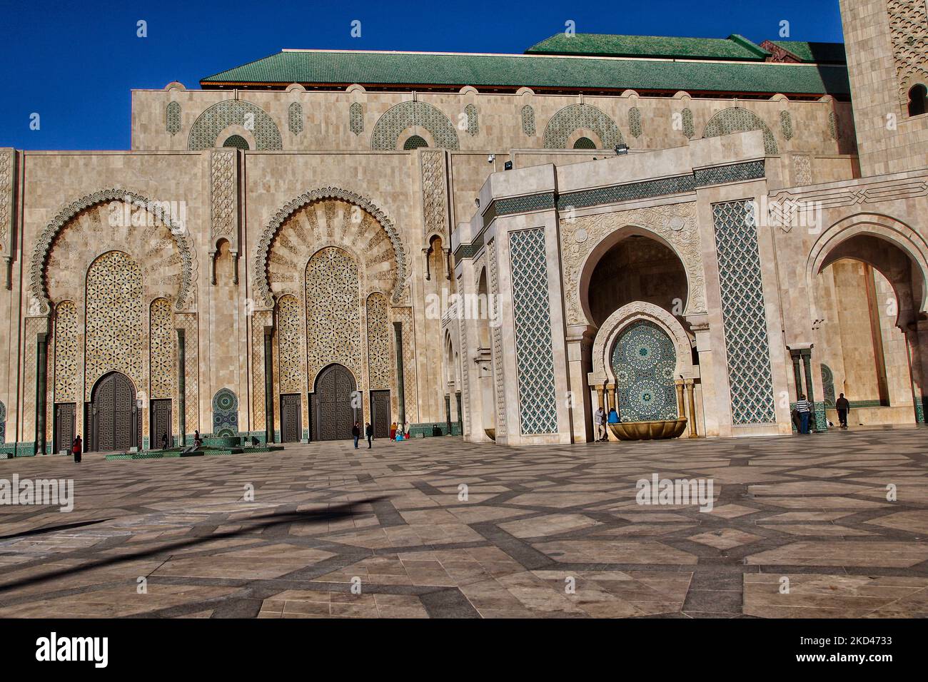 Cortile della Moschea Hassan II nella città di Casablanca, Marocco, Africa. La Moschea di Hassan II è la più grande moschea del Marocco e la 7th più grande al mondo. Il suo minareto è il più alto al mondo, con i suoi 210 metri (689 piedi). (Foto di Creative Touch Imaging Ltd./NurPhoto) Foto Stock