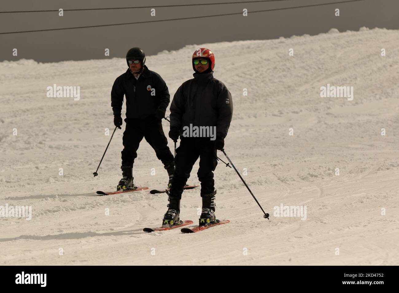 Il 04 marzo 2022 gli sciatori si allenano presso la famosa stazione sciistica di Gulmarg, Baramulla, Jammu e Kashmir, India. (Foto di Nasir Kachroo/NurPhoto) Foto Stock