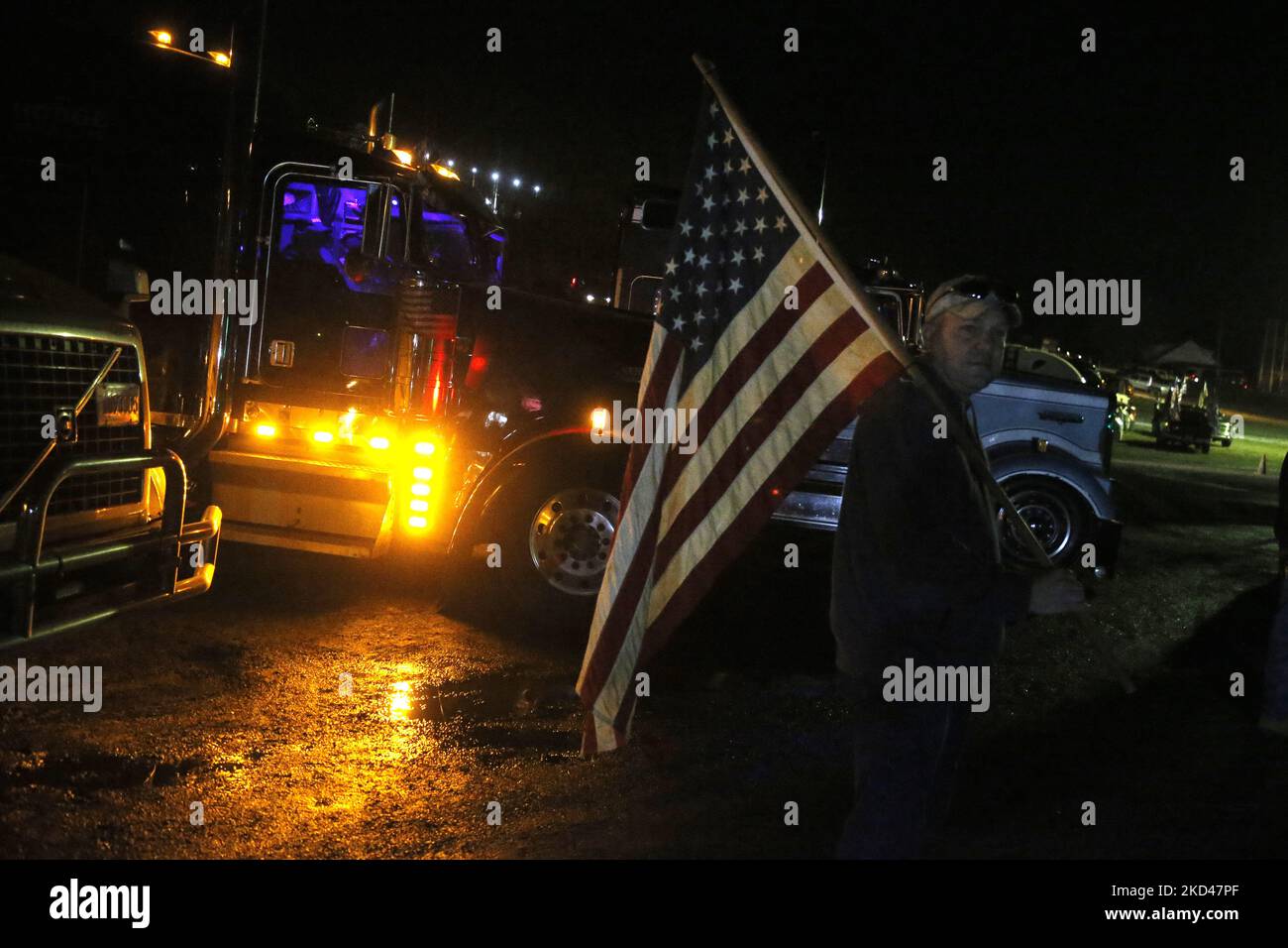 La gente saluta il convoglio popolare dei camionisti mentre entrano Hagerstown Speedway il 4 2022 marzo, in Hagerstown Maryland, USA. Il convoglio ispirato dai camionisti canadesi, tra cui la protesta di Ottawa, si sposta lungo il Maryland I70 verso la capitale delle Nazioni prima di fermarsi al circuito di Hagerstown per due giorni di organizzazione e di raggruppamento.i camionisti richiedono la fine di tutti i mandati COVID-19. (Foto di John Lamparski/NurPhoto) Foto Stock