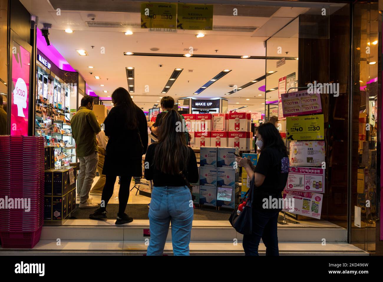 Hong Kong, Cina, 5 Mar 2022, la gente accoda in su alla ricerca dei test di RAT e delle maschere migliorate a SASA, un negozio di cosmetic. (Foto di Marc Fernandes/NurPhoto) Foto Stock