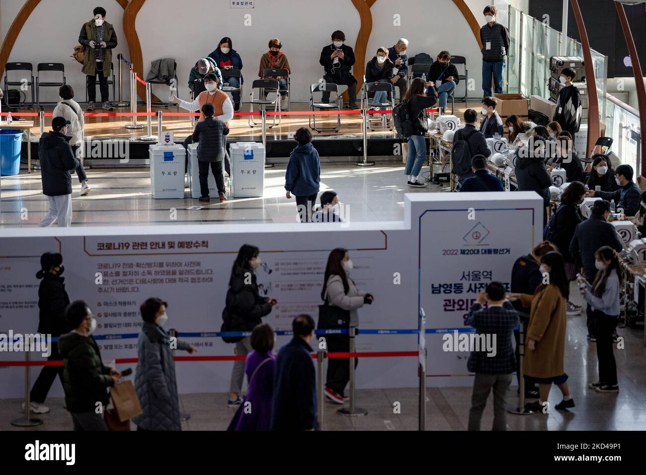 Gli elettori hanno votato in un seggio elettorale il secondo dei due giorni di votazioni iniziali per le prossime elezioni presidenziali del 09 marzo 05 2022 a Seoul, Corea del Sud. (Foto di Chris Jung/NurPhoto) Foto Stock