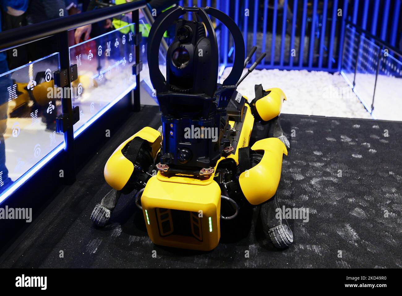 Spot, l'insignia di robot a quattro zampe di Boston Dynamics e uno dei robot più avanzati al mondo, è stato esposto allo stand IBM dimostrando agli addetti le diverse proprietà dell'IT. Spot è progettato per essere un robot multifunzione, ma con un uso speciale nell'ispezione delle aree industriali, in quanto può muoversi su tutti i tipi di terreno e in condizioni ambientali che gli esseri umani non possono, Mobile World Congress (MWC) la più grande fiera del settore incentrata sui dispositivi mobili, 5G, IOT, Ai e big data, celebrati a Barcellona il 3 marzo 2022 a Barcellona, Spagna. (Foto di Joan Cros/NurPho Foto Stock