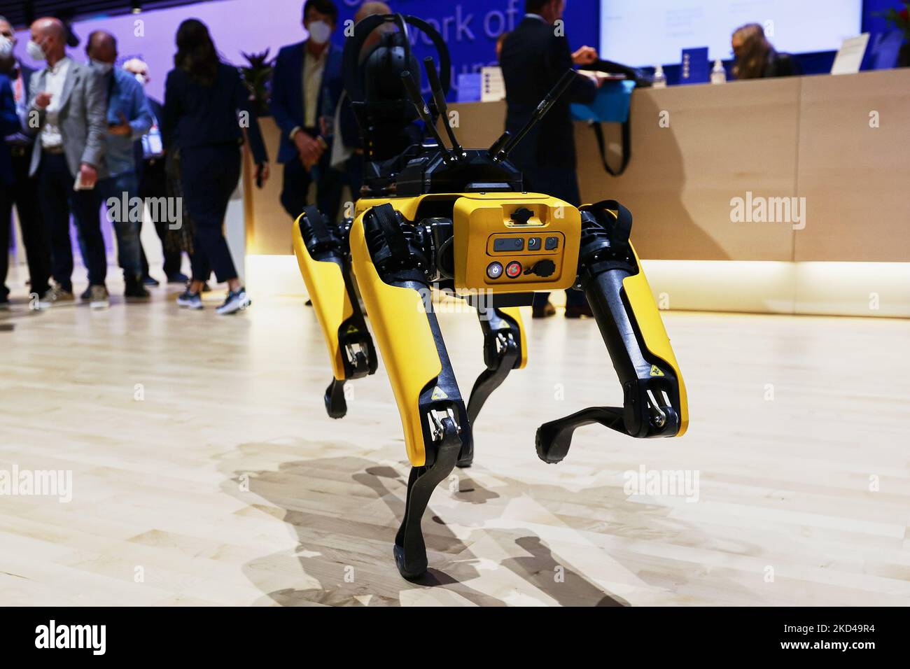 Spot, l'insignia di robot a quattro zampe di Boston Dynamics e uno dei robot più avanzati al mondo, è stato esposto allo stand IBM dimostrando agli addetti le diverse proprietà dell'IT. Spot è progettato per essere un robot multifunzione, ma con un uso speciale nell'ispezione delle aree industriali, in quanto può muoversi su tutti i tipi di terreno e in condizioni ambientali che gli esseri umani non possono, Mobile World Congress (MWC) la più grande fiera del settore incentrata sui dispositivi mobili, 5G, IOT, Ai e big data, celebrati a Barcellona il 3 marzo 2022 a Barcellona, Spagna. (Foto di Joan Cros/NurPho Foto Stock