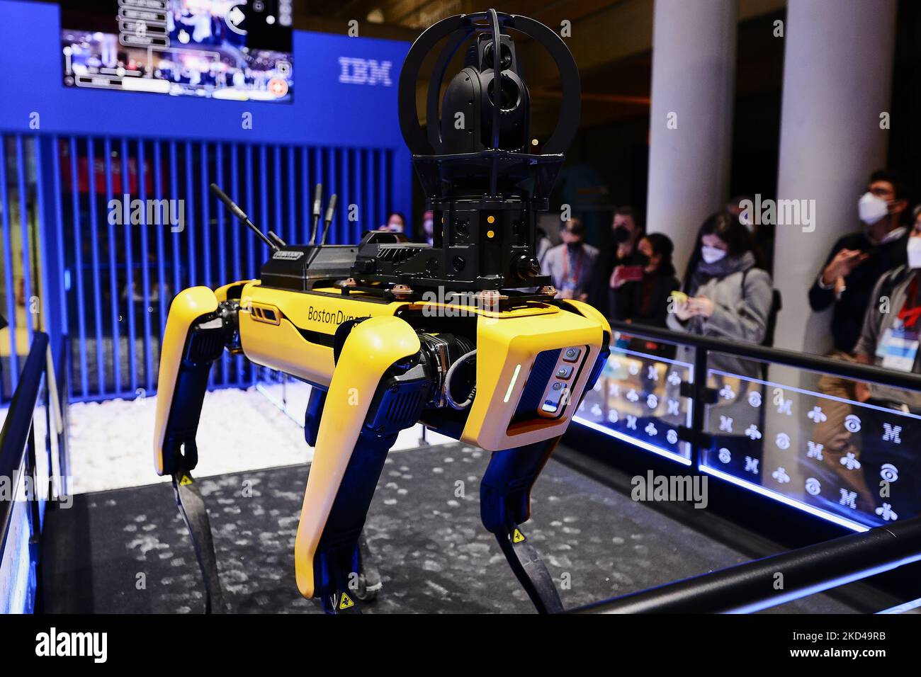 Spot, l'insignia di robot a quattro zampe di Boston Dynamics e uno dei robot più avanzati al mondo, è stato esposto allo stand IBM dimostrando agli addetti le diverse proprietà dell'IT. Spot è progettato per essere un robot multifunzione, ma con un uso speciale nell'ispezione delle aree industriali, in quanto può muoversi su tutti i tipi di terreno e in condizioni ambientali che gli esseri umani non possono, Mobile World Congress (MWC) la più grande fiera del settore incentrata sui dispositivi mobili, 5G, IOT, Ai e big data, celebrati a Barcellona il 3 marzo 2022 a Barcellona, Spagna. (Foto di Joan Cros/NurPho Foto Stock