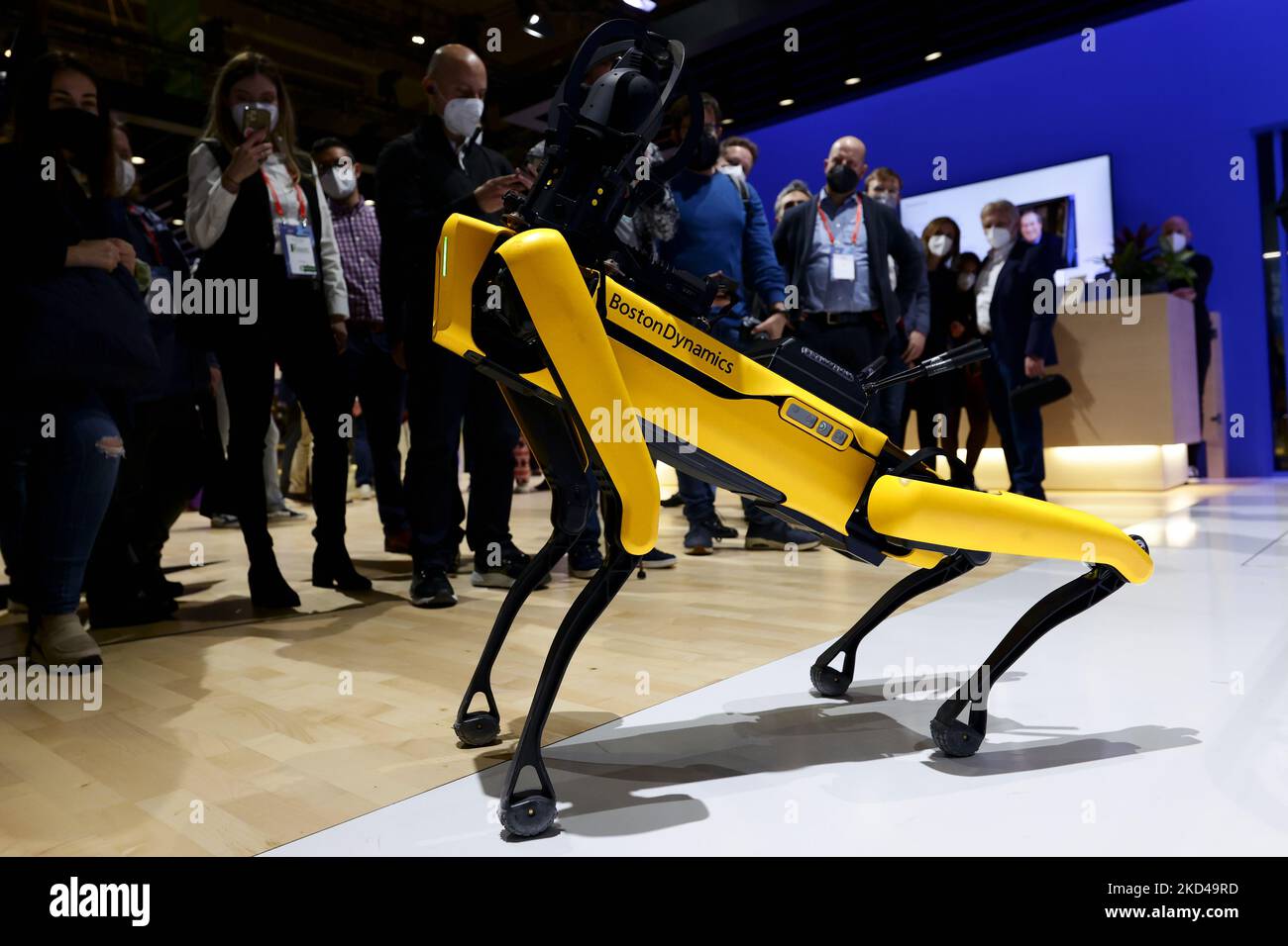 Spot, l'insignia di robot a quattro zampe di Boston Dynamics e uno dei robot più avanzati al mondo, è stato esposto allo stand IBM dimostrando agli addetti le diverse proprietà dell'IT. Spot è progettato per essere un robot multifunzione, ma con un uso speciale nell'ispezione delle aree industriali, in quanto può muoversi su tutti i tipi di terreno e in condizioni ambientali che gli esseri umani non possono, Mobile World Congress (MWC) la più grande fiera del settore incentrata sui dispositivi mobili, 5G, IOT, Ai e big data, celebrati a Barcellona il 3 marzo 2022 a Barcellona, Spagna. (Foto di Joan Cros/NurPho Foto Stock