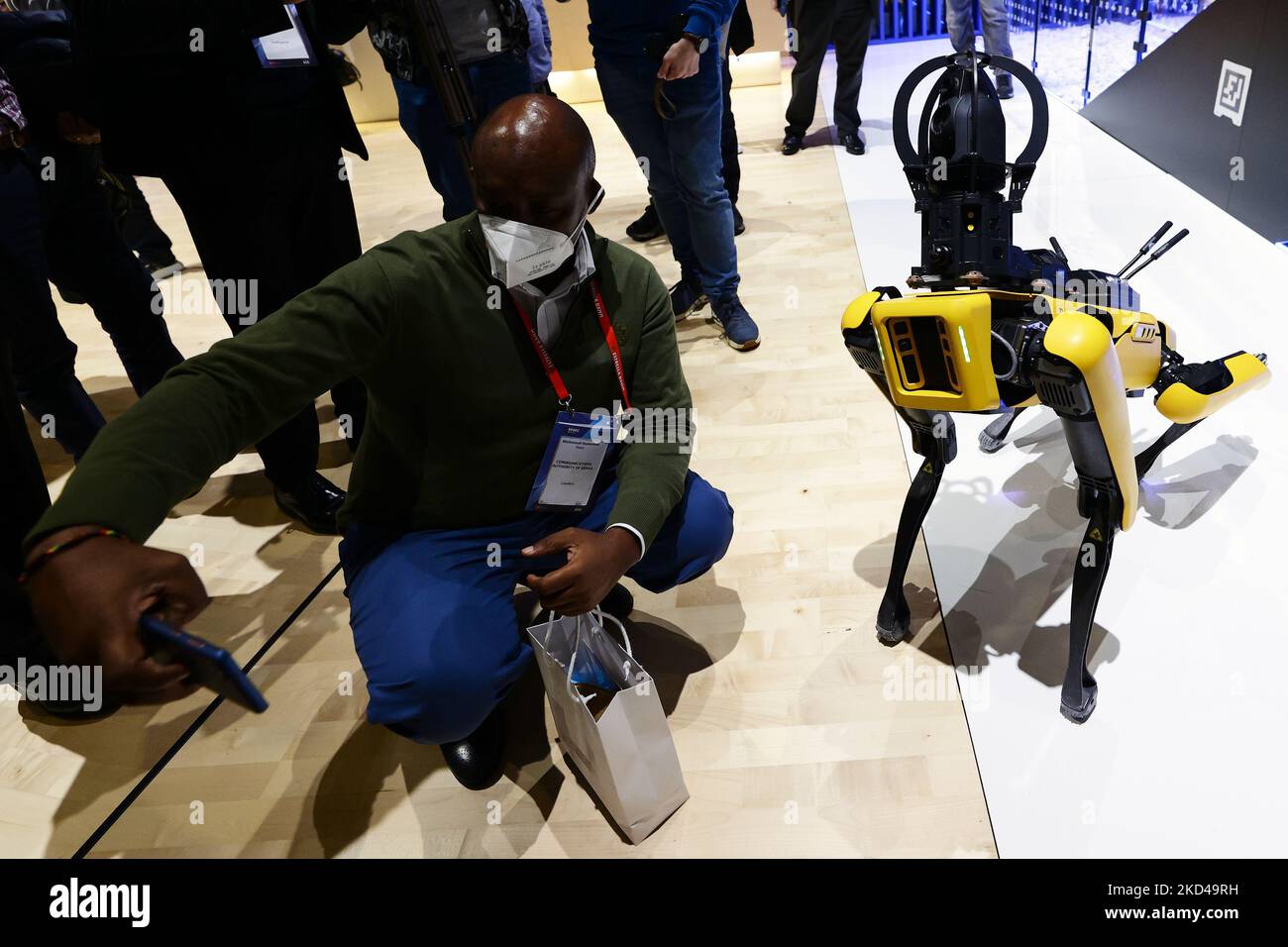 Un assistente congressuale che prende un selfie con Spot, l'insegna robotica a quattro zampe di Boston Dynamics e uno dei robot più avanzati al mondo, dotato di Spot CAM+, una telecamera 360 con pan-tilt-zoom, Allo stand IBM durante il Mobile World Congress (MWC) la più grande fiera del settore si è concentrata sui dispositivi mobili, 5G, IOT, ai e big data, celebrata a Barcellona il 3 marzo 2022 a Barcellona, Spagna. (Foto di Joan Cros/NurPhoto) Foto Stock