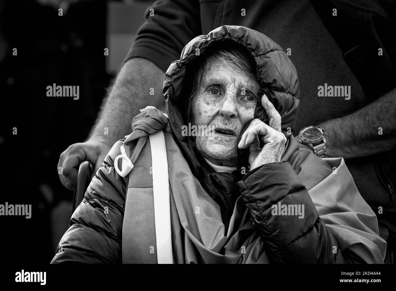 Nadia, un rifugiato venuto negli Stati Uniti durante la seconda guerra mondiale, canta l'inno nazionale ucraino durante un rally alla Casa Bianca. Centinaia di persone si sono riunite per chiedere una no-fly zone della NATO e l'assistenza militare per l'Ucraina. Questo è il 10th° giorno consecutivo di manifestazioni alla Casa Bianca per l'Ucraina. (Foto di Allison Bailey/NurPhoto) Foto Stock