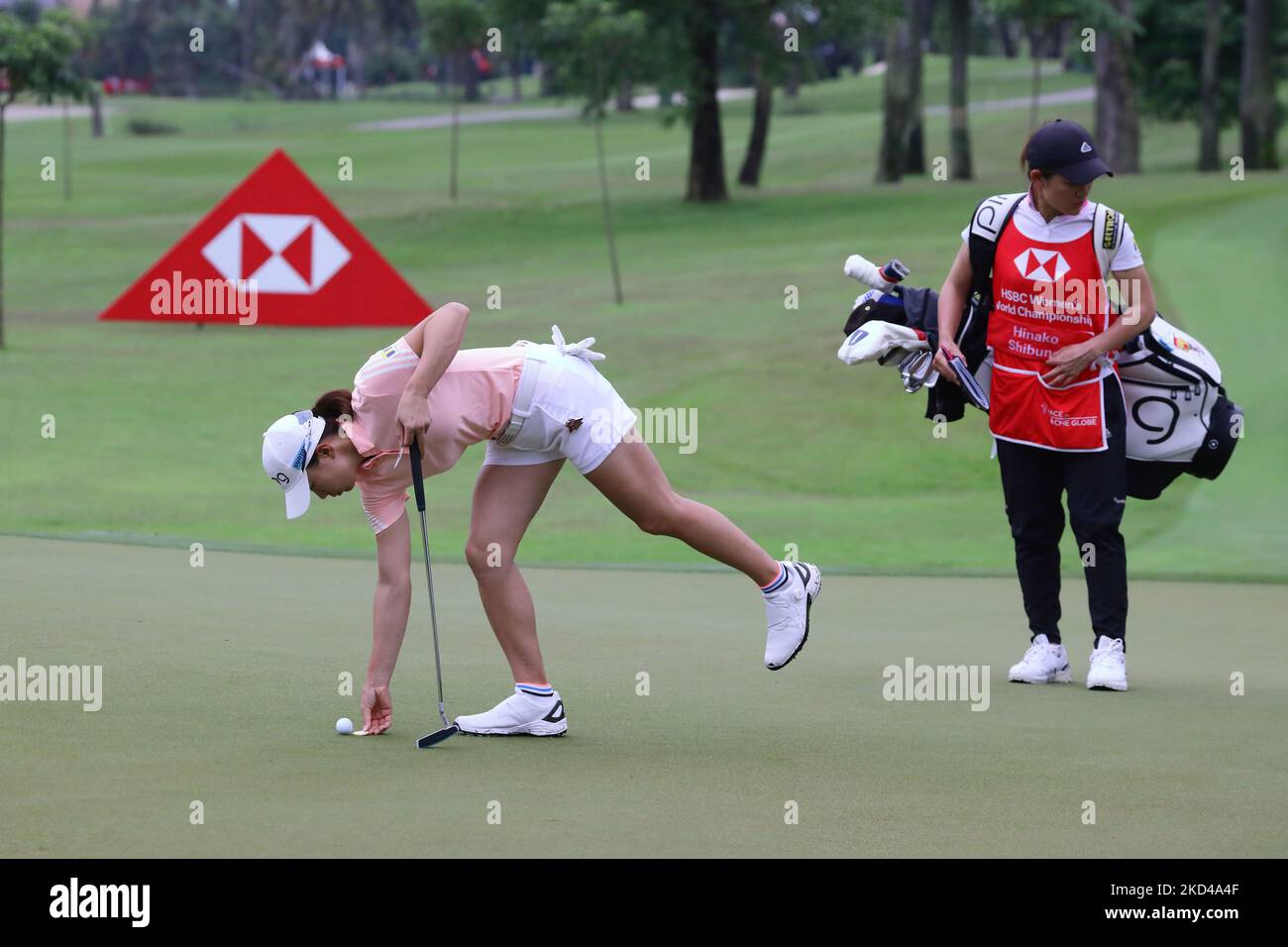 Hinako Shibuno del Giappone in azione durante il quarto round del campionato mondiale di donne HSBC al Sentosa Golf Club il 6 marzo 2022 a Singapore. (Foto di Suhaimi Abdullah/NurPhoto) Foto Stock